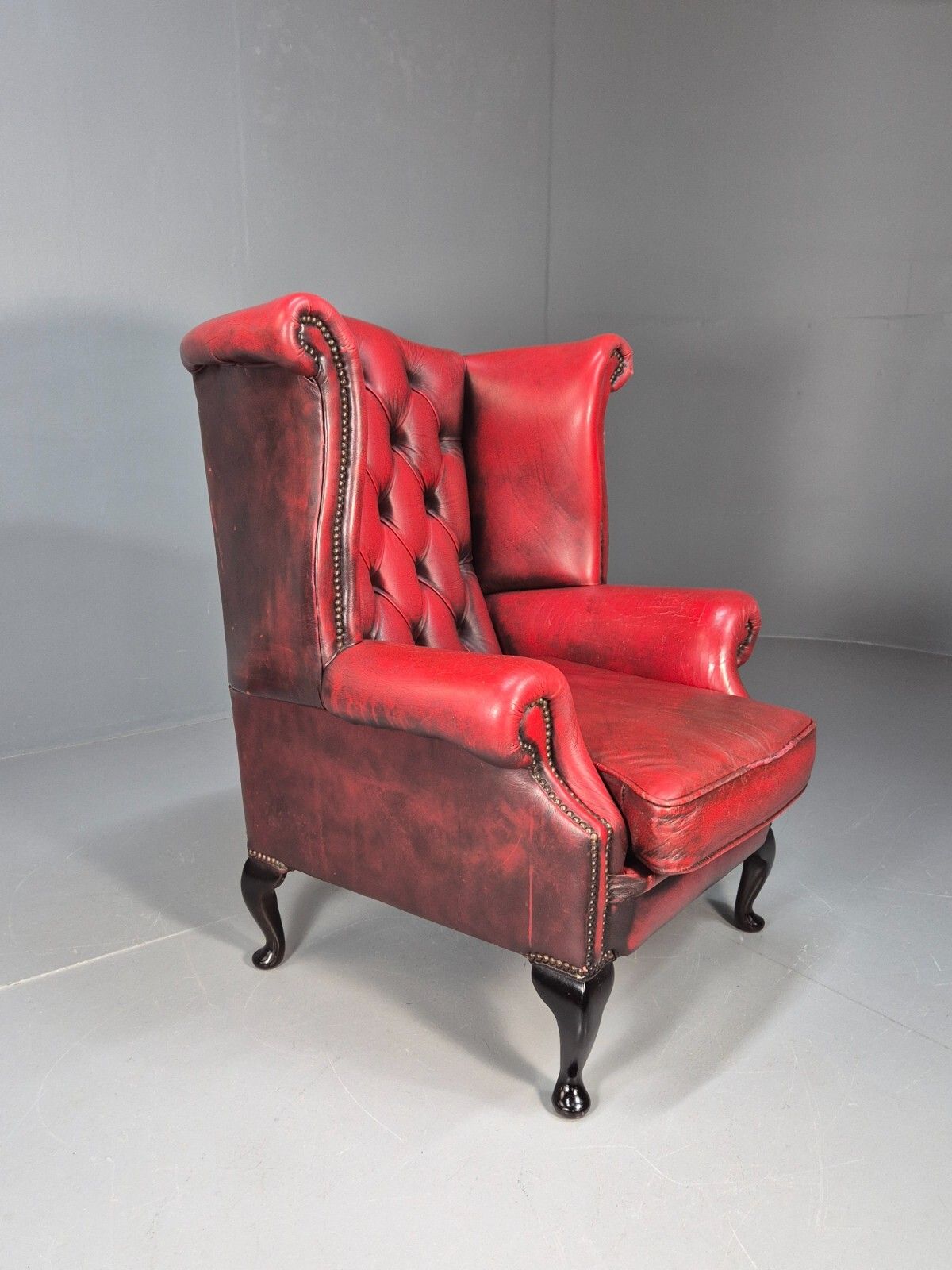 photo vintage Vintage Queen Anne Red Leather Wing Back Winchester Brand 1990s  Eb9219 Vlea