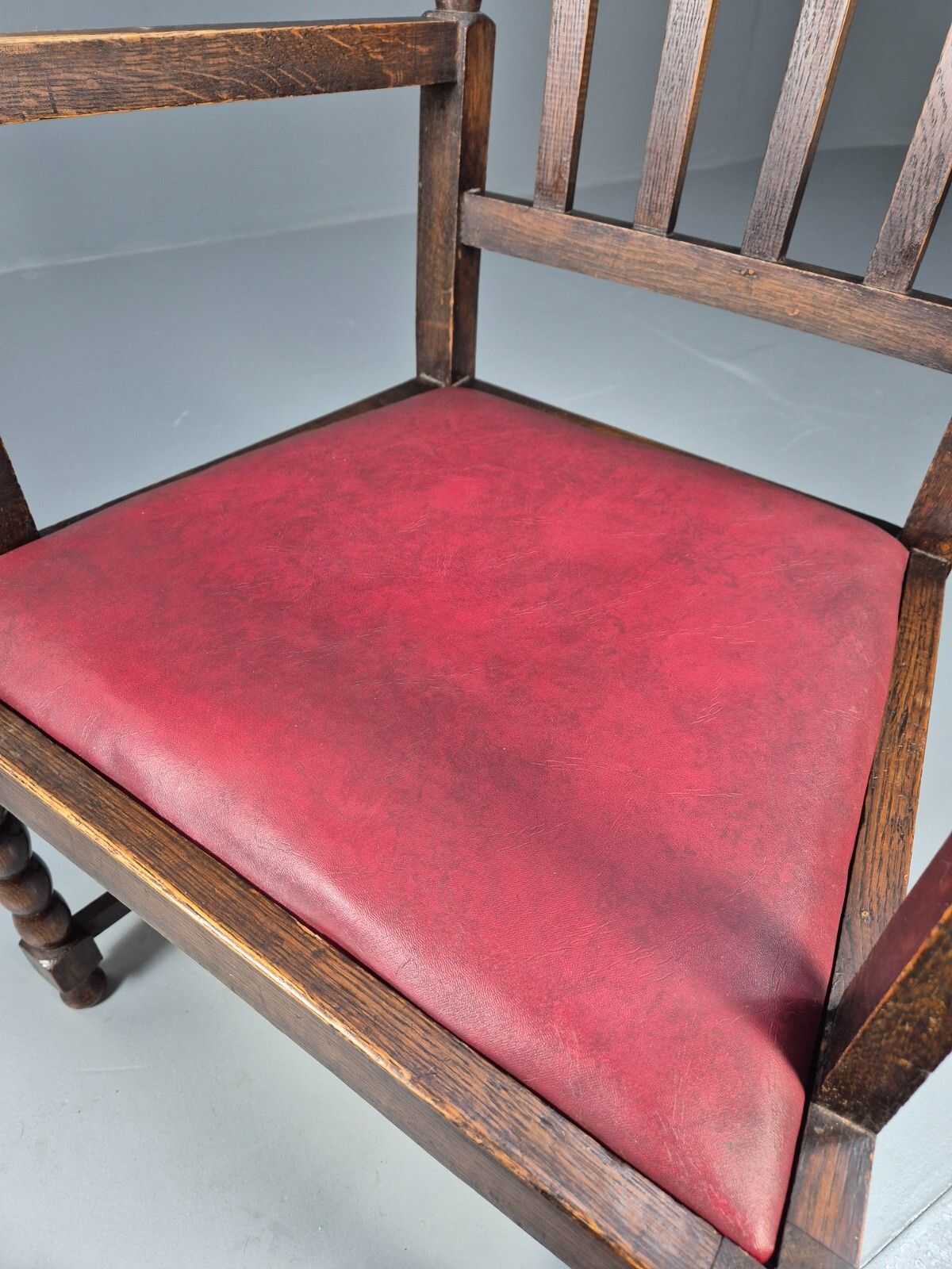 photo vintage Vintage Elbow Chair Red Vinyl Oak Frame 1920s Antique Eb9134 Vdin