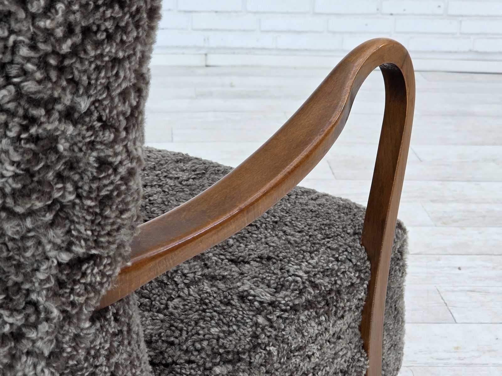 photo vinterior Ca. Jaren 1960, Opnieuw Beklede Deense Fauteuil, Echt Schapenleer.