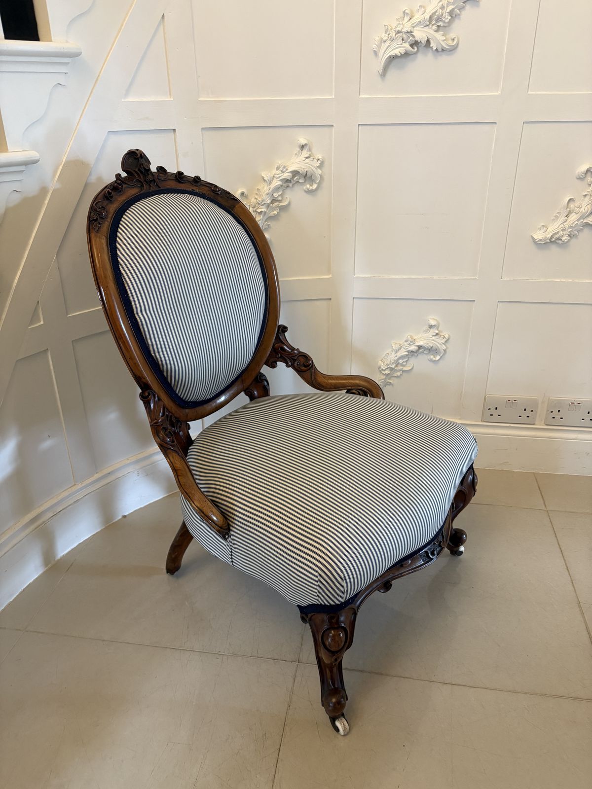 Superb Quality Carved Walnut Antique 19th Century Ladies Chair photo Furniture