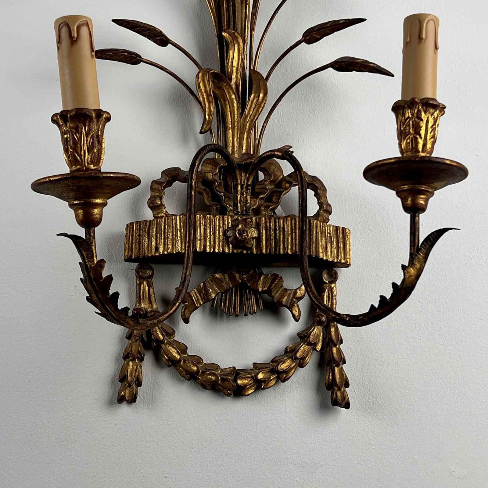 photo furniture A Pair Of Early C20th Italian Giltwood & Toleware Wall Sconces