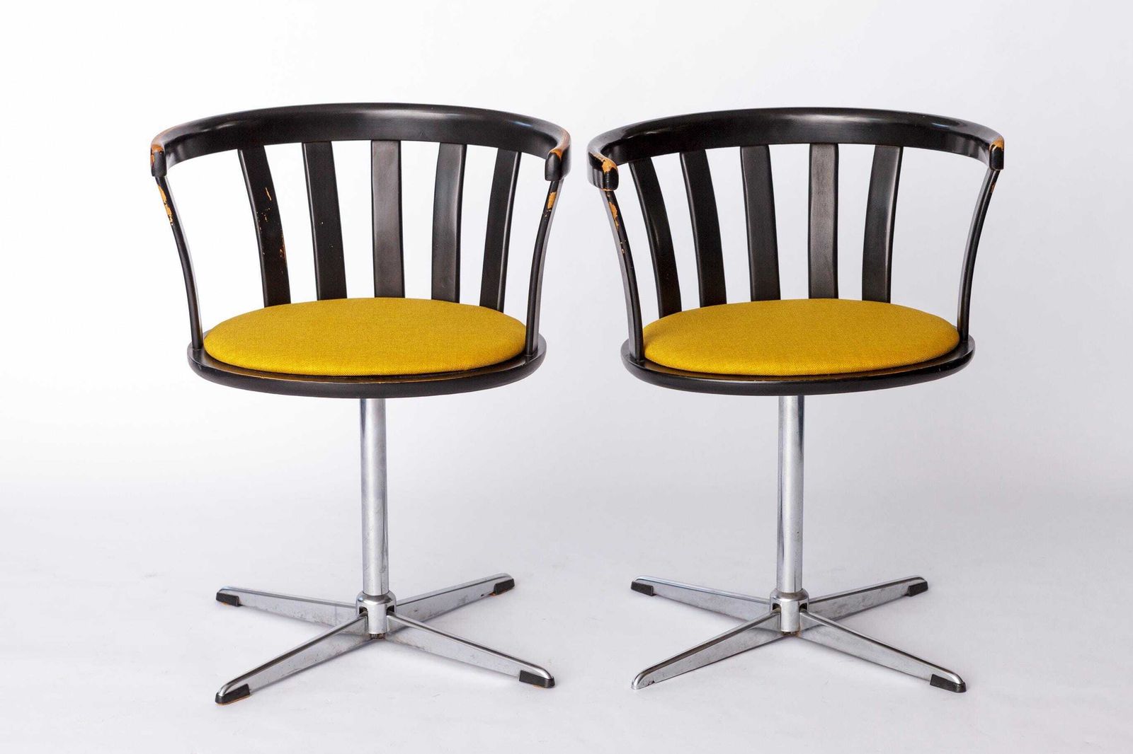 Paar Vintage Draaifauteuils – Duits Design Ca. Jaren 1970 – Zwart Gelakt Beukenhout & Chroom – Gele Bekleding – Mid Century Modern Stijl