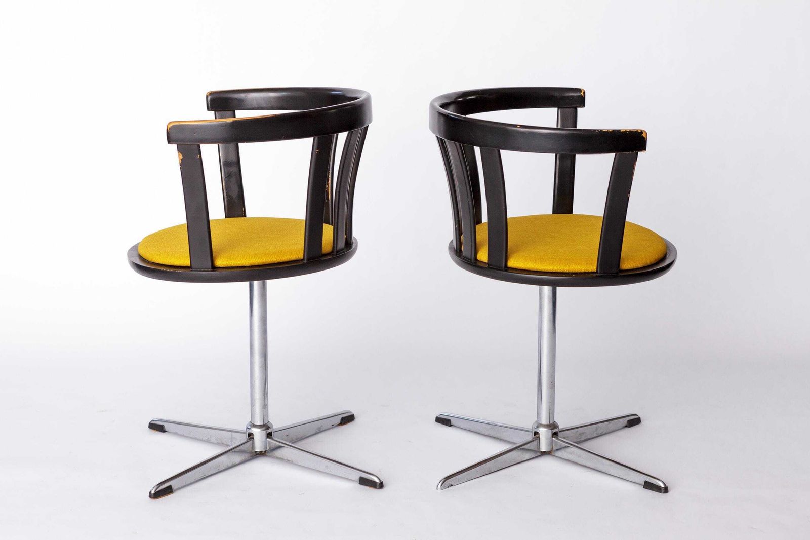 Paar Vintage Draaifauteuils – Duits Design Ca. Jaren 1970 – Zwart Gelakt Beukenhout & Chroom – Gele Bekleding – Mid Century Modern Stijl photo furniture
