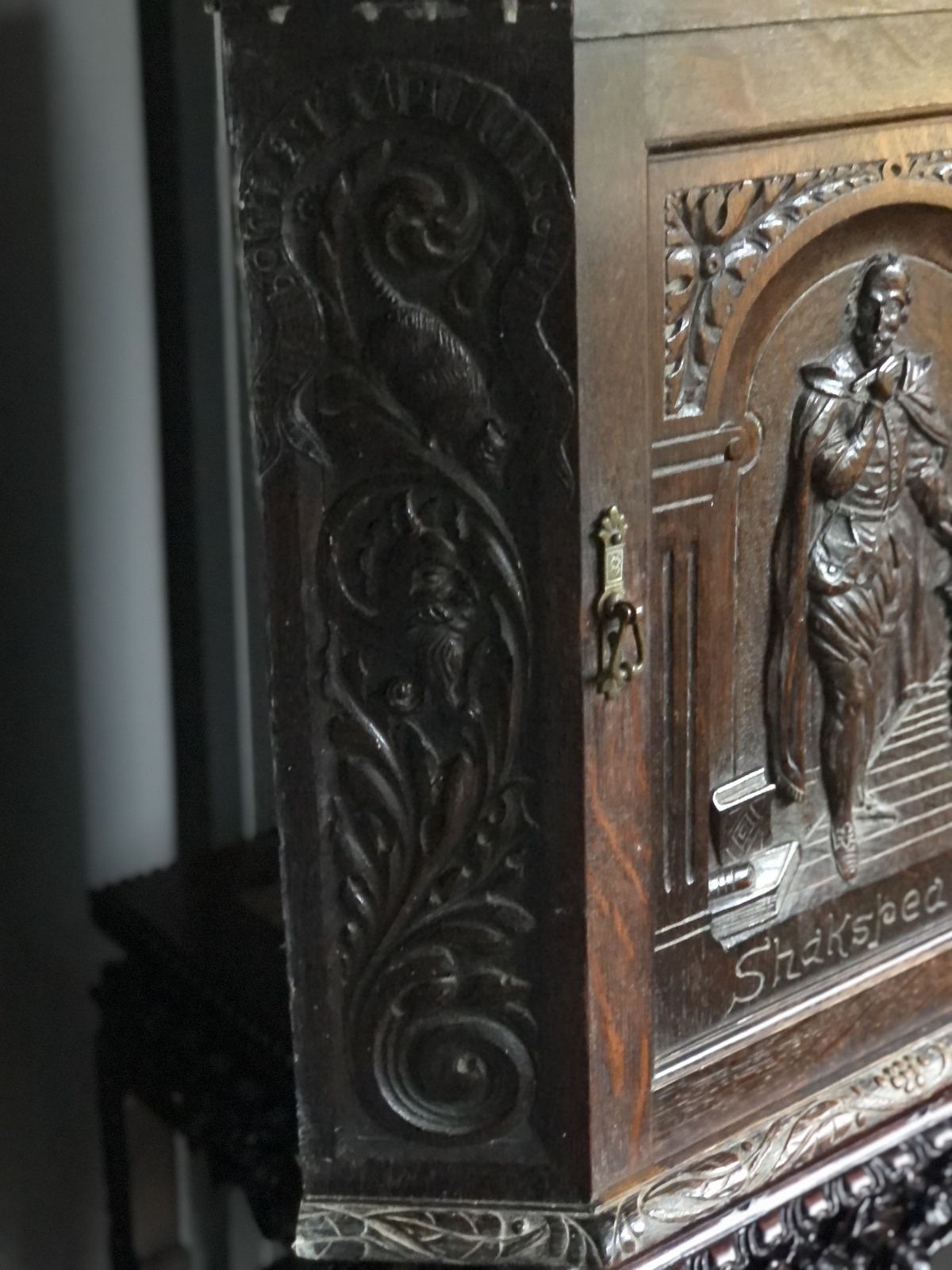 English 18th Century Georgian Carved Oak Corner Cupboard
