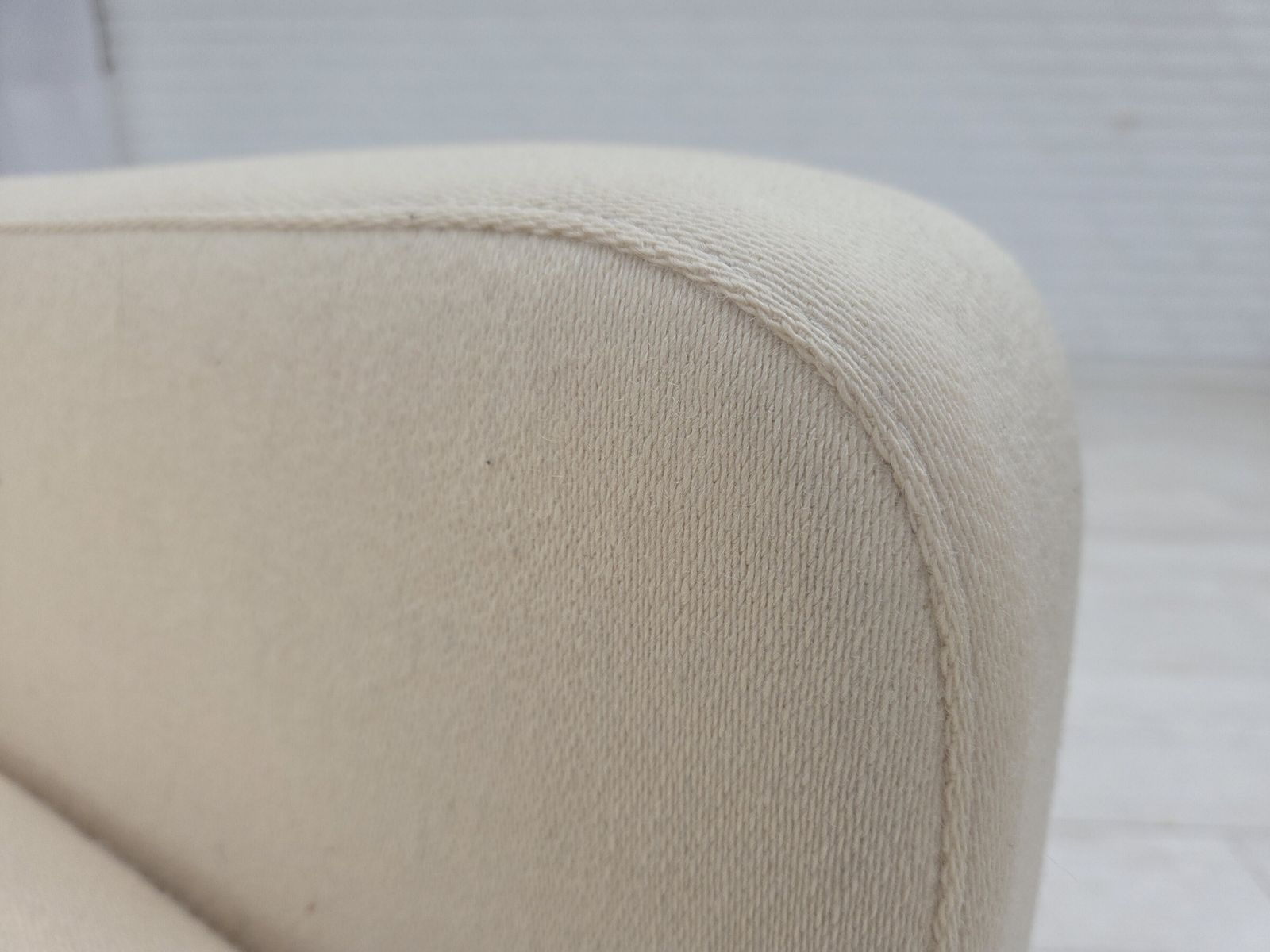 Ca. Jaren 1970, Deense Fauteuil, Meubelwol, Teakhouten Poten. photo furniture