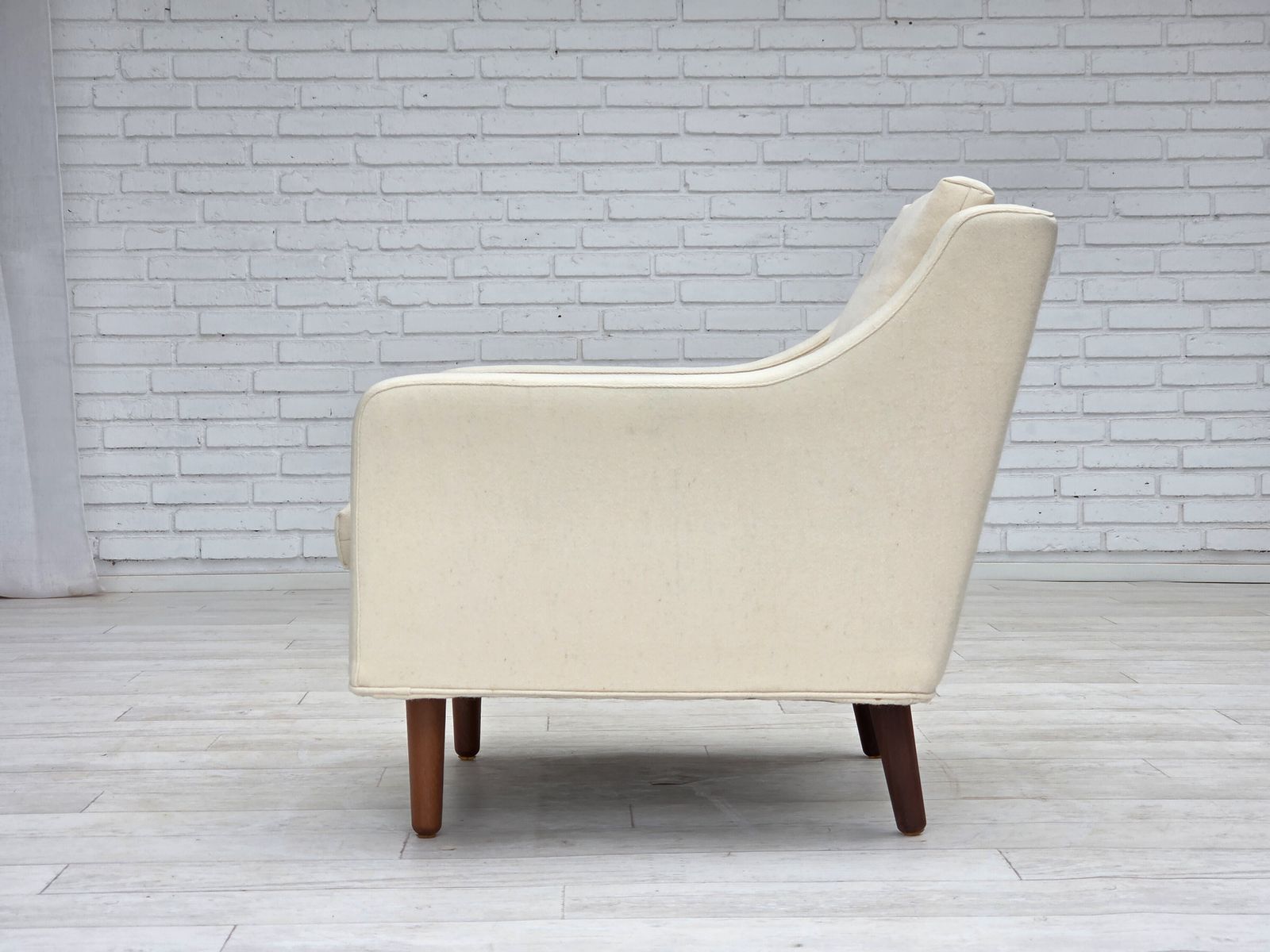 920.0 Ca. Jaren 1970, Deense Fauteuil, Meubelwol, Teakhouten Poten. photo
