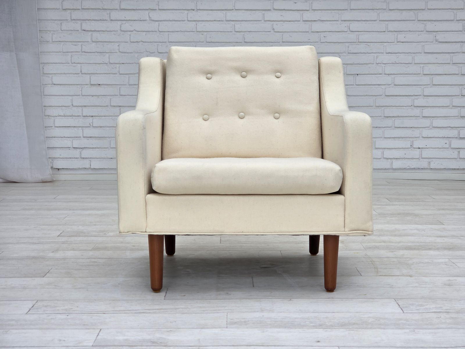 photo buy Ca. Jaren 1970, Deense Fauteuil, Meubelwol, Teakhouten Poten.
