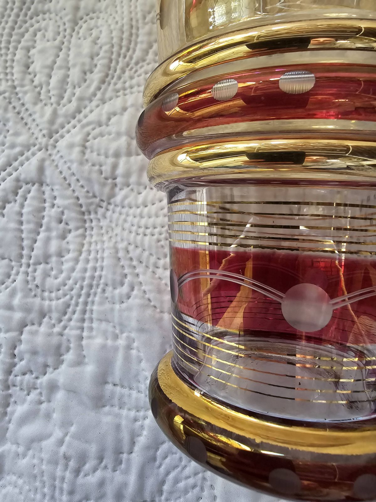 photo furniture 50s Vase With Gold And Burgundy Decor