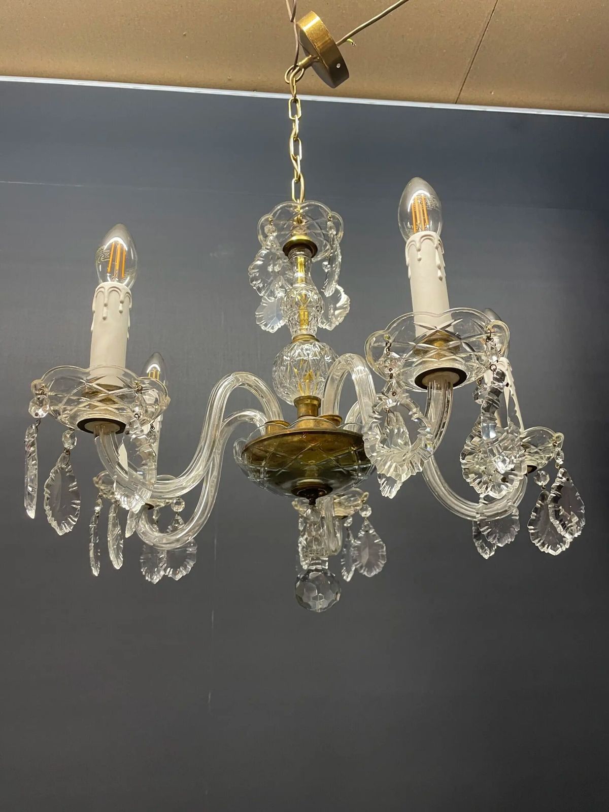 Elegant Italian Crystal Chandelier With Glass Arms And 4 Lights. photo Lighting
