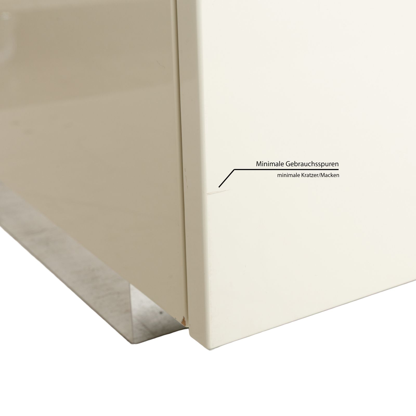photo furniture Buffet Hülsta Lilac en bois blanc crème laqué brillant