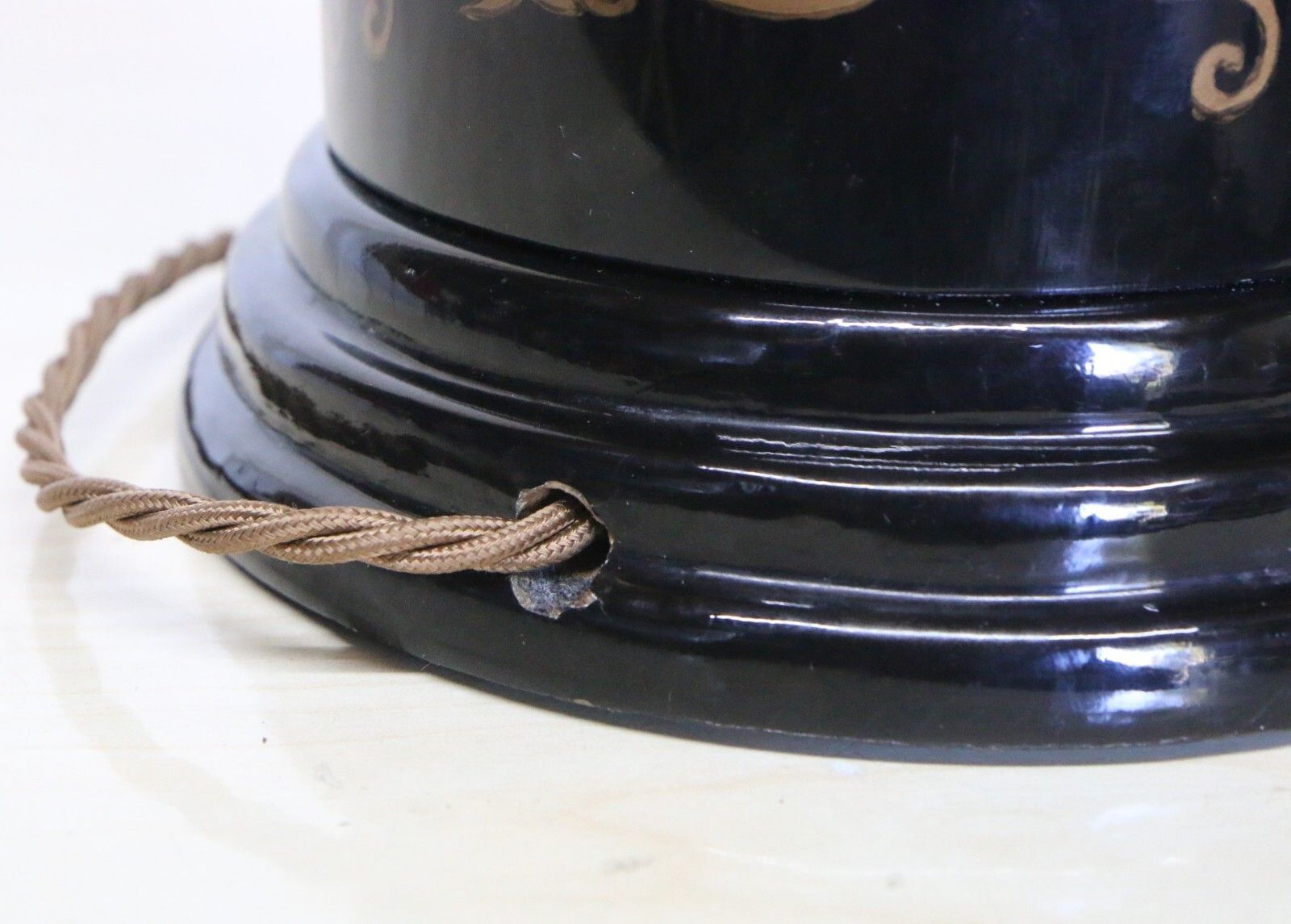 photo vintage Table Lamp Vintage Oriental Wooden Lacquered Lamp Black & Hand Painted Decor 60s