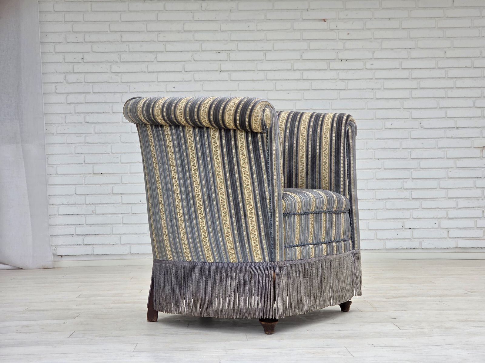Jaren 1960, Deense Loungestoel, Blauw/Beige Meubelvelours, Beukenhouten Poten. photo buy