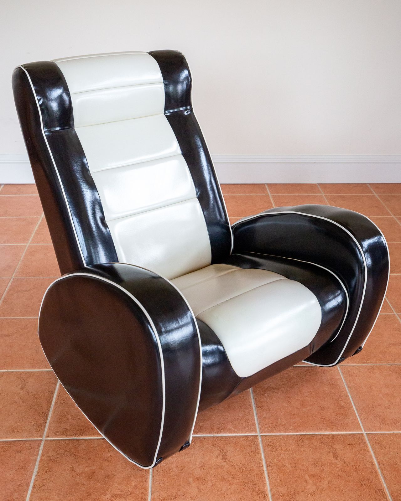 photo vinterior 1950s Americana Style Rocking Chair Mcm Art Deco Loung.E Chair Black White Two Tone Leatherette Armchai.R Monochrome Vintag.E Retr.O Chair