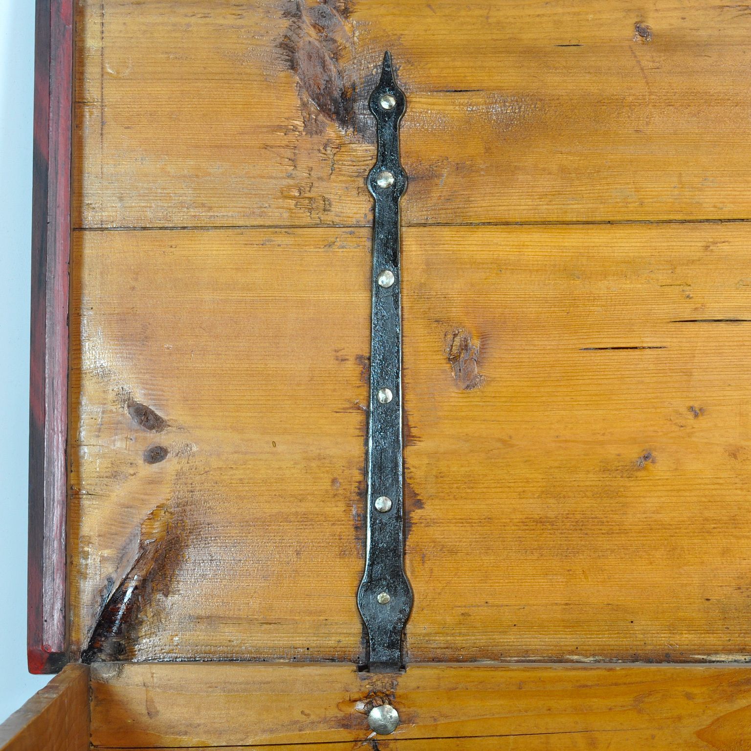 Folk Art Bridal Chest, Anno 1829 photo vinterior