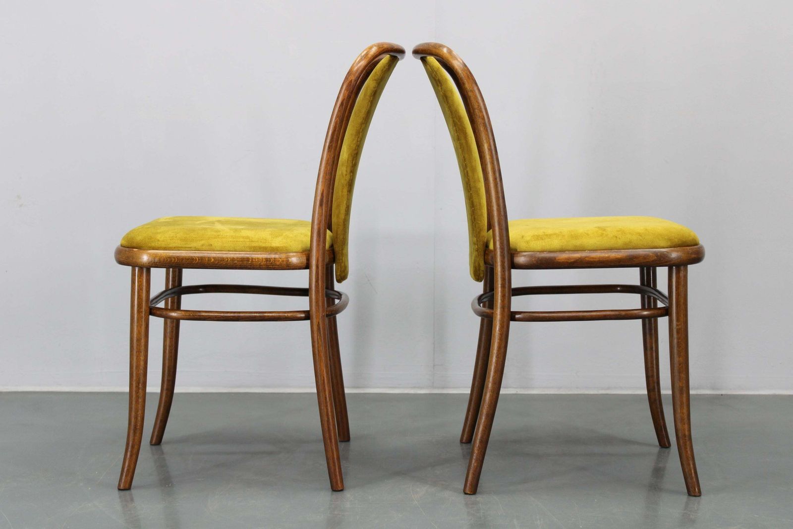 photo vintage 1970s Set Of Four Restored Beech Bentwood Dining Chairs By Ton, Czechoslovakia