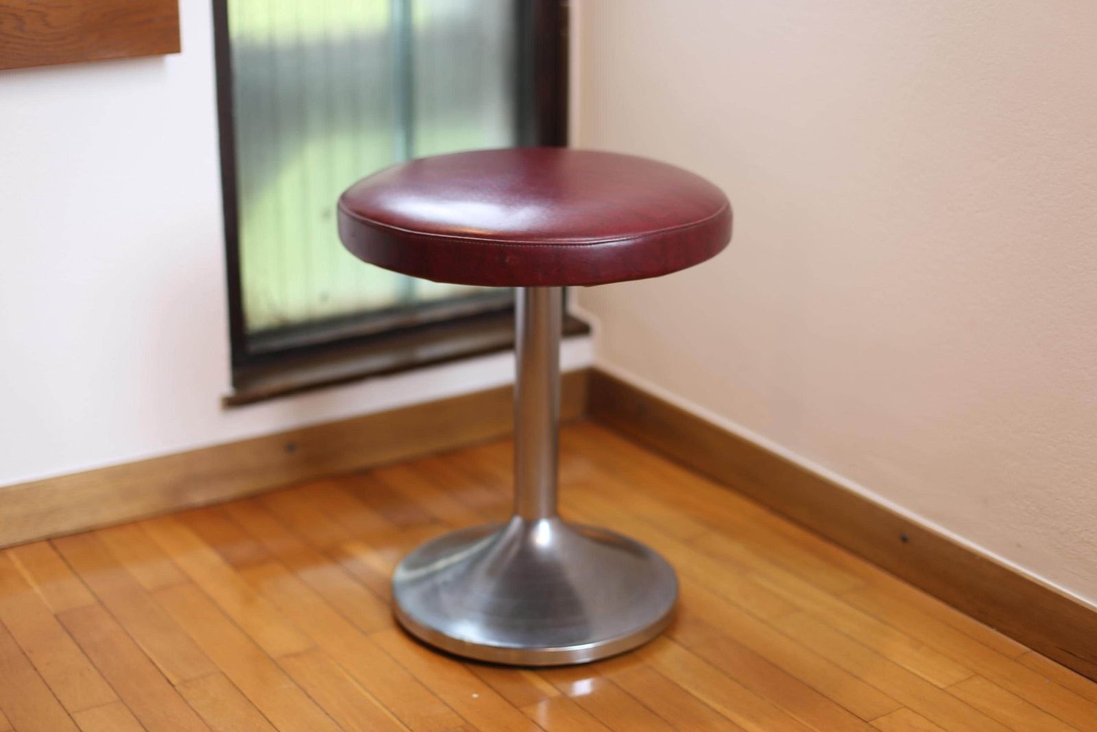 Vintage Bar Stool / Mcm Furniture / Mcm Chair / Industrial Bar Stool / Mid Century Modern 70s Tulip Base Bar Stools / Made In Yugoslavia photo vinterior
