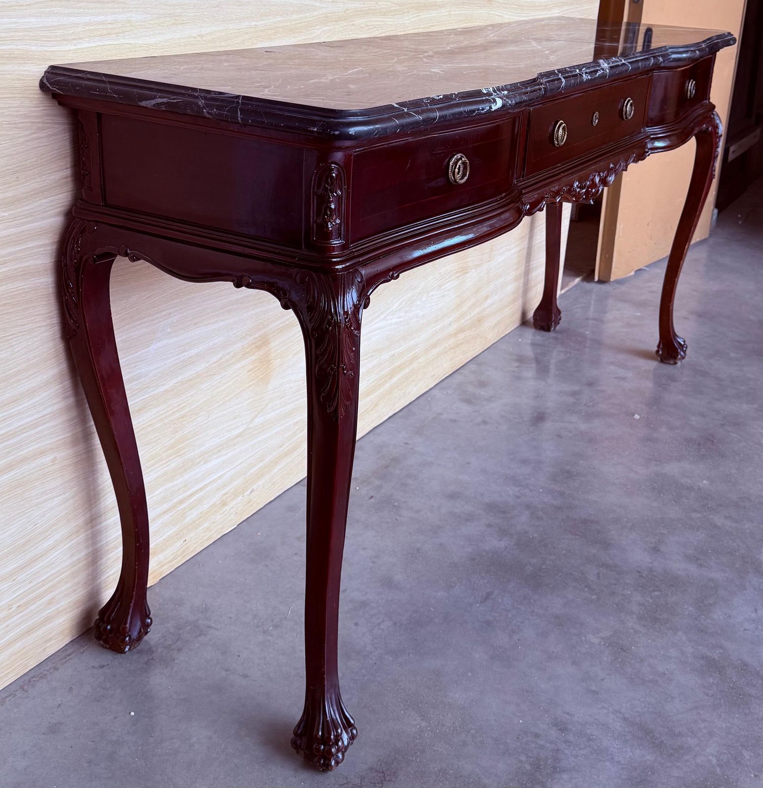 Console Regency à trois tiroirs, plateau en marbre noir photo Mobilier