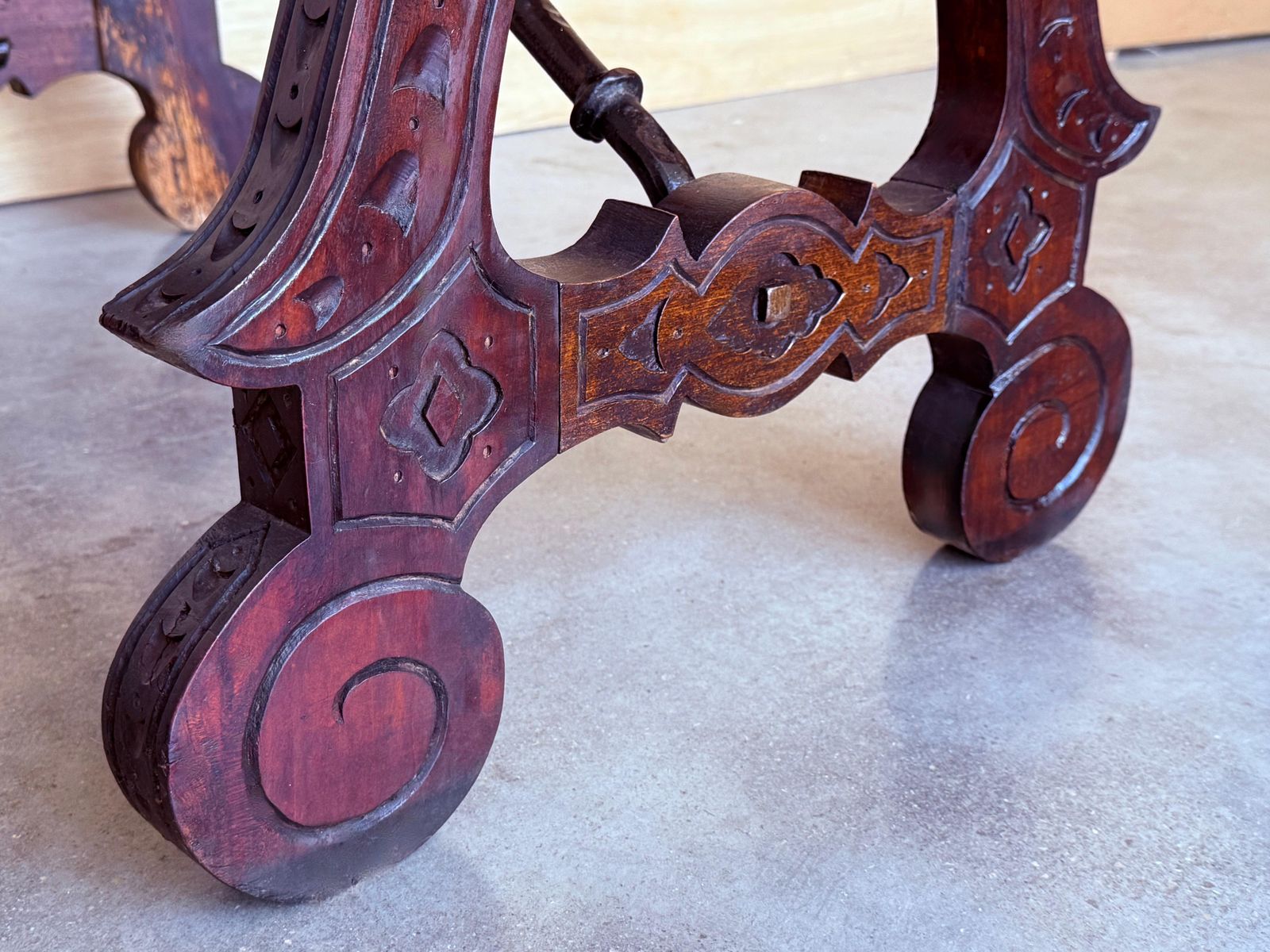 photo for sale Table d'appoint baroque espagnole ébonisée, pieds en lyre, XIXe siècle