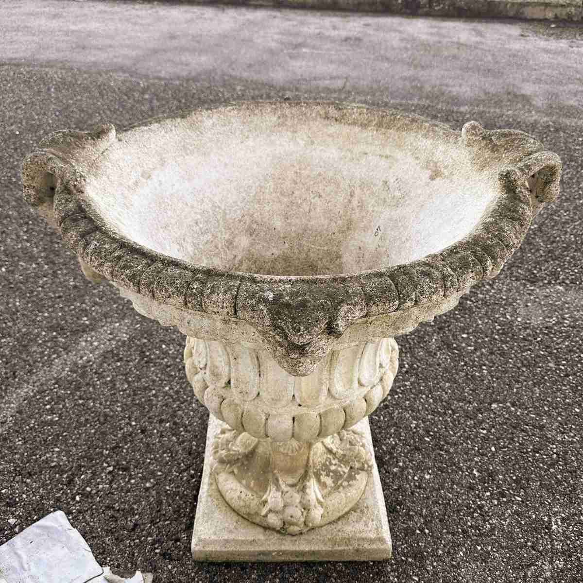 Grote Vaas Van Steen En Cement, Een Imposant Decoratiestuk Voor Tuinen Of Binnenplaatsen In Klassieke Stijl. photo vintage