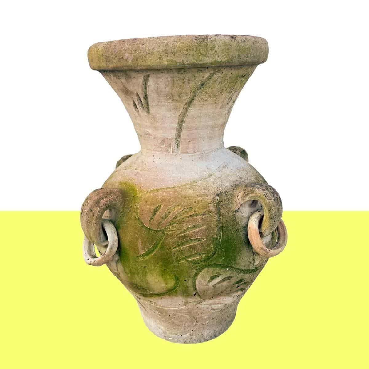 Met De Hand Gedecoreerde Plantenpot Met Unieke Details, Een Ambachtelijk Stuk Dat Sfeer Toevoegt Aan Binnen  Of Buitenruimtes.