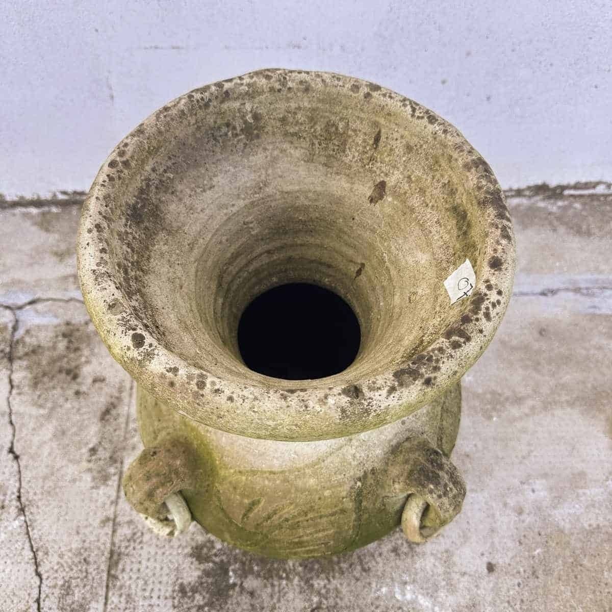 Met De Hand Gedecoreerde Plantenpot Met Unieke Details, Een Ambachtelijk Stuk Dat Sfeer Toevoegt Aan Binnen  Of Buitenruimtes. photo Tuindecoratie