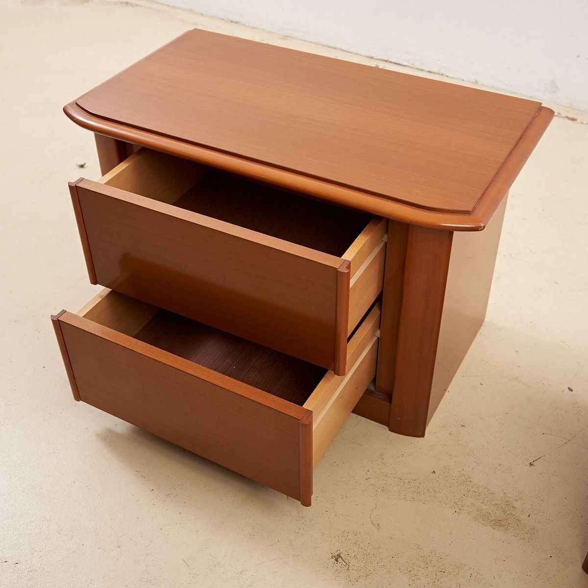 Paar moderne houten nachtkastjes photo Meubels