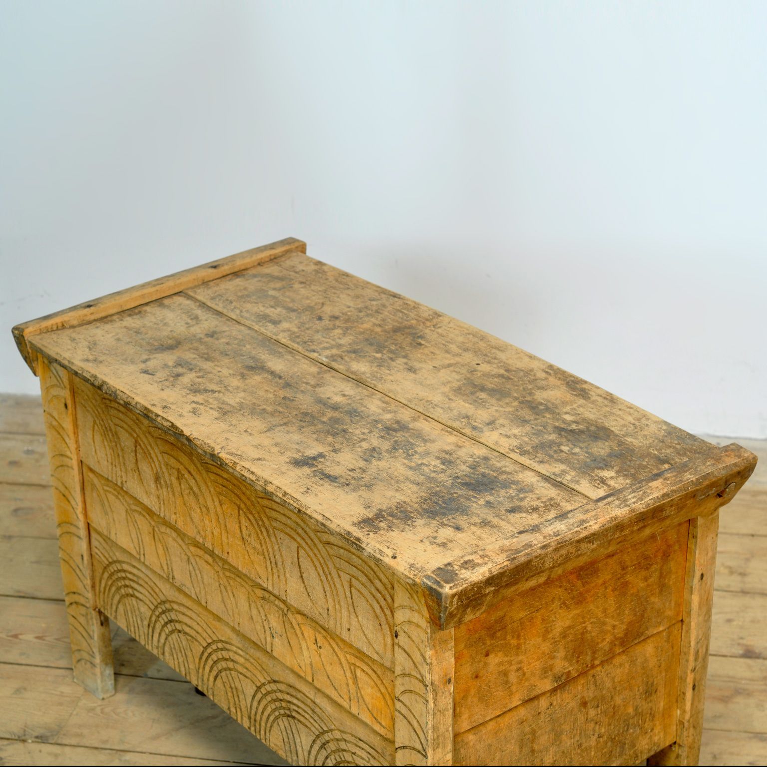 photo furniture Antique Shepherd’s Chest, 1850’s