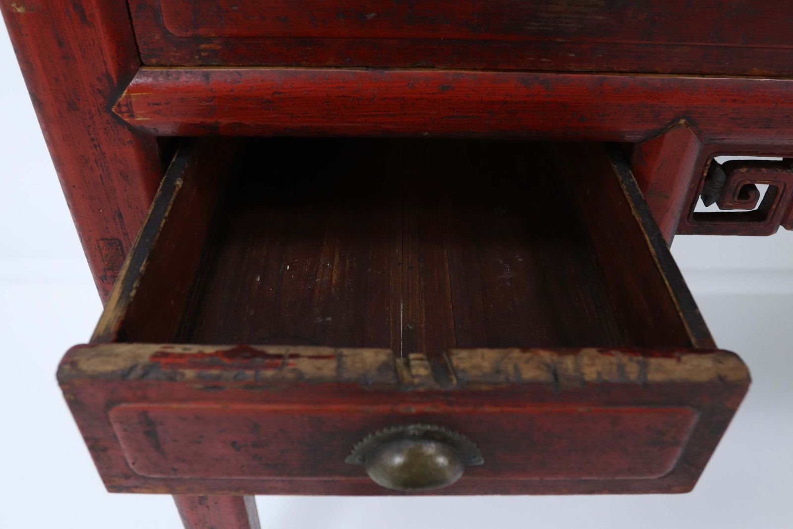 photo vinterior Early 20th Century Red Lacquered Chinese Console Table