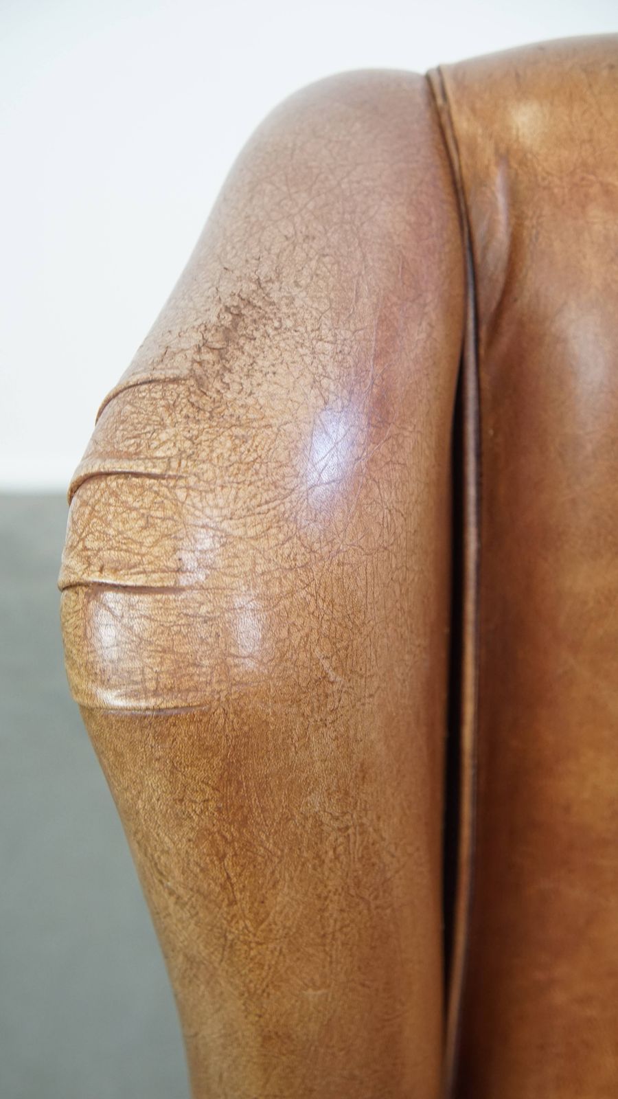 photo furniture Koehiden Fauteuil Met Vleugelleuningen In Lichtcognac Met Bijpassende Paspel