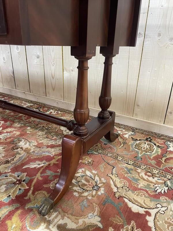 Bureau Plat De Style Anglais En Acajou Et Cuir photo for sale