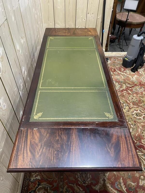 Bureau Plat De Style Anglais En Acajou Et Cuir photo vinterior