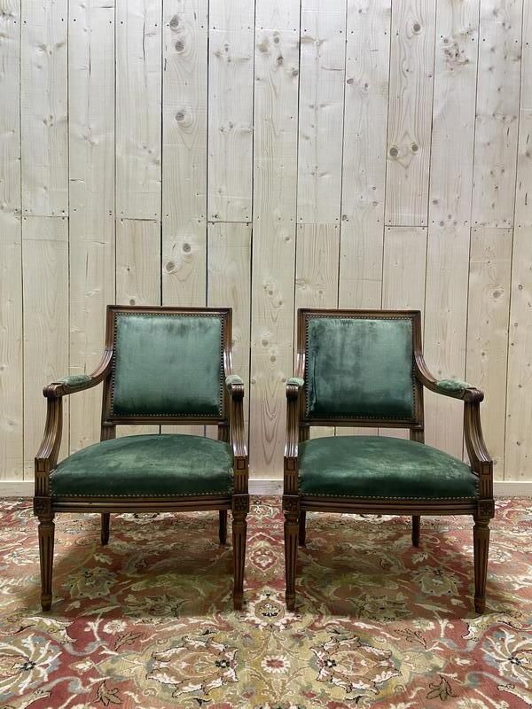 Paire De Fauteuils De Style Louis XVI En Velours Vert