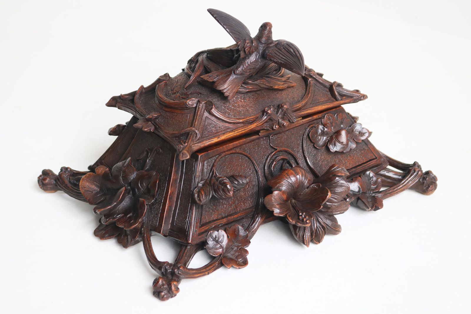photo vintage Exquisite Openly Carved 19th Century Swiss Black Forest Jewelry Box Walnut Bird
