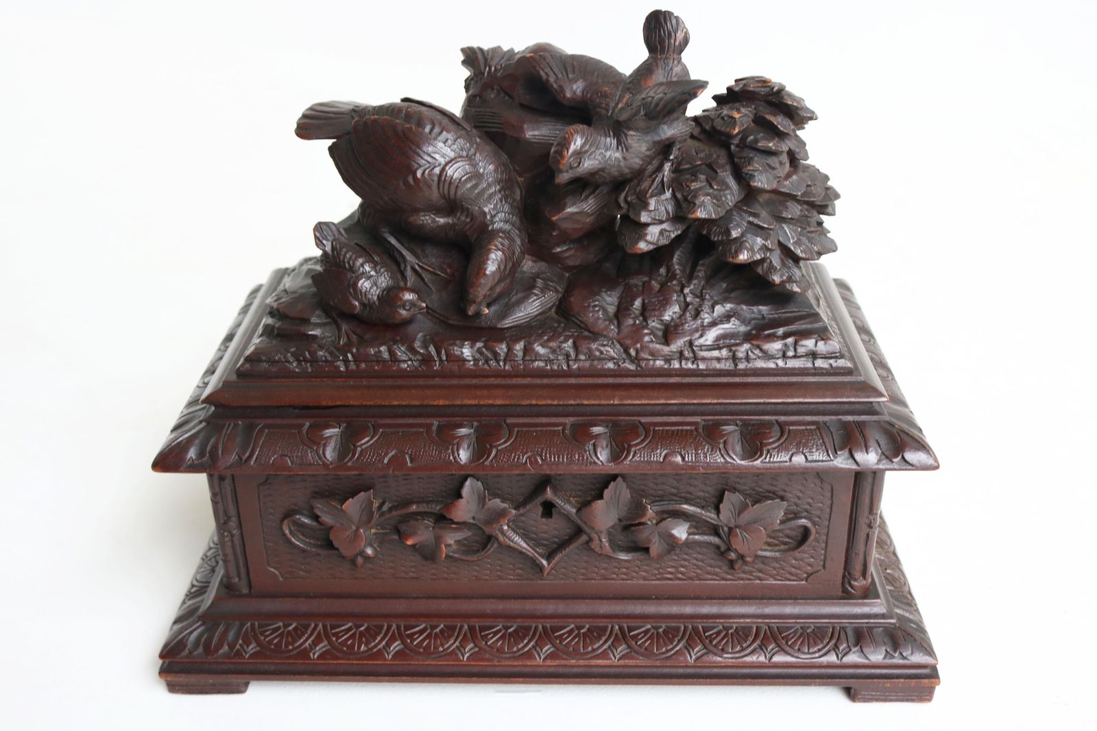 Antiek 19e Eeuws Zwitsers Black Forest Sieradendoosje Met 3 Handgesneden Vogels photo Woonaccessoires