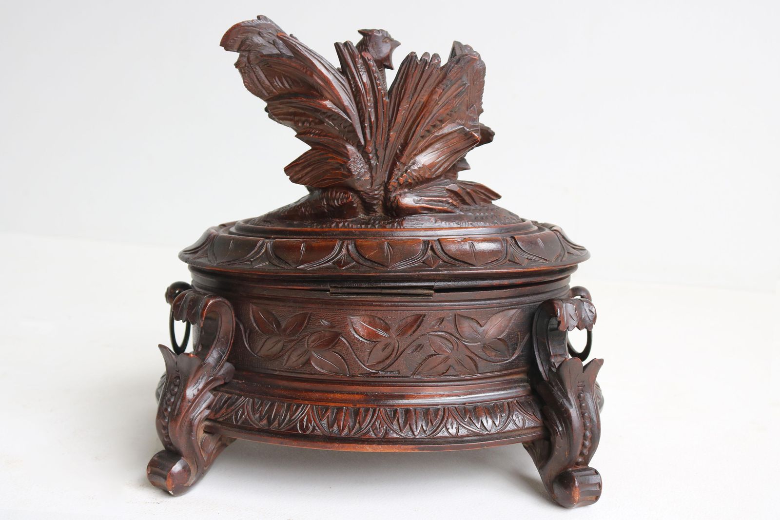 photo vinterior Oval Jewelry Box Carved Walnut Swiss 19th Century Black Forest