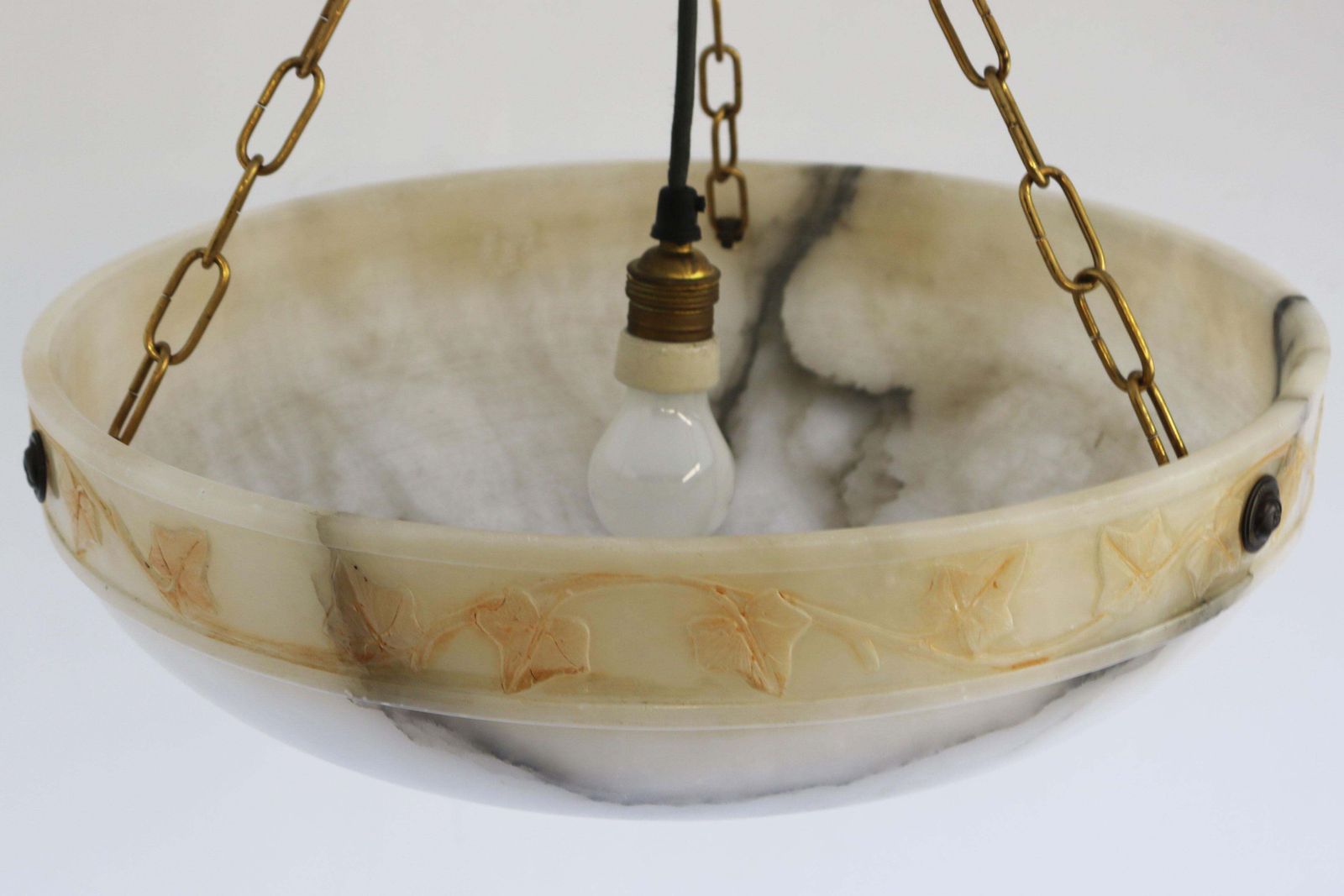 photo vintage Grote ø 50,3 Cm Witte Alabasten Art Nouveau Hanglamp Met Gesneden Bladeren