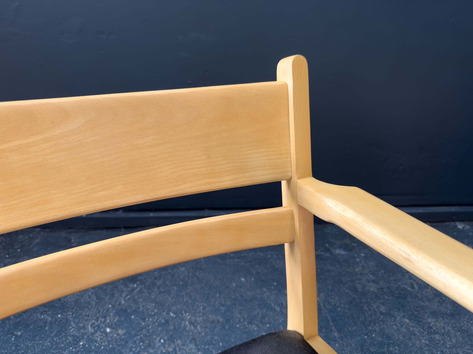 photo furniture Hans Wegner For Getama Beech And Black Leather Armchair