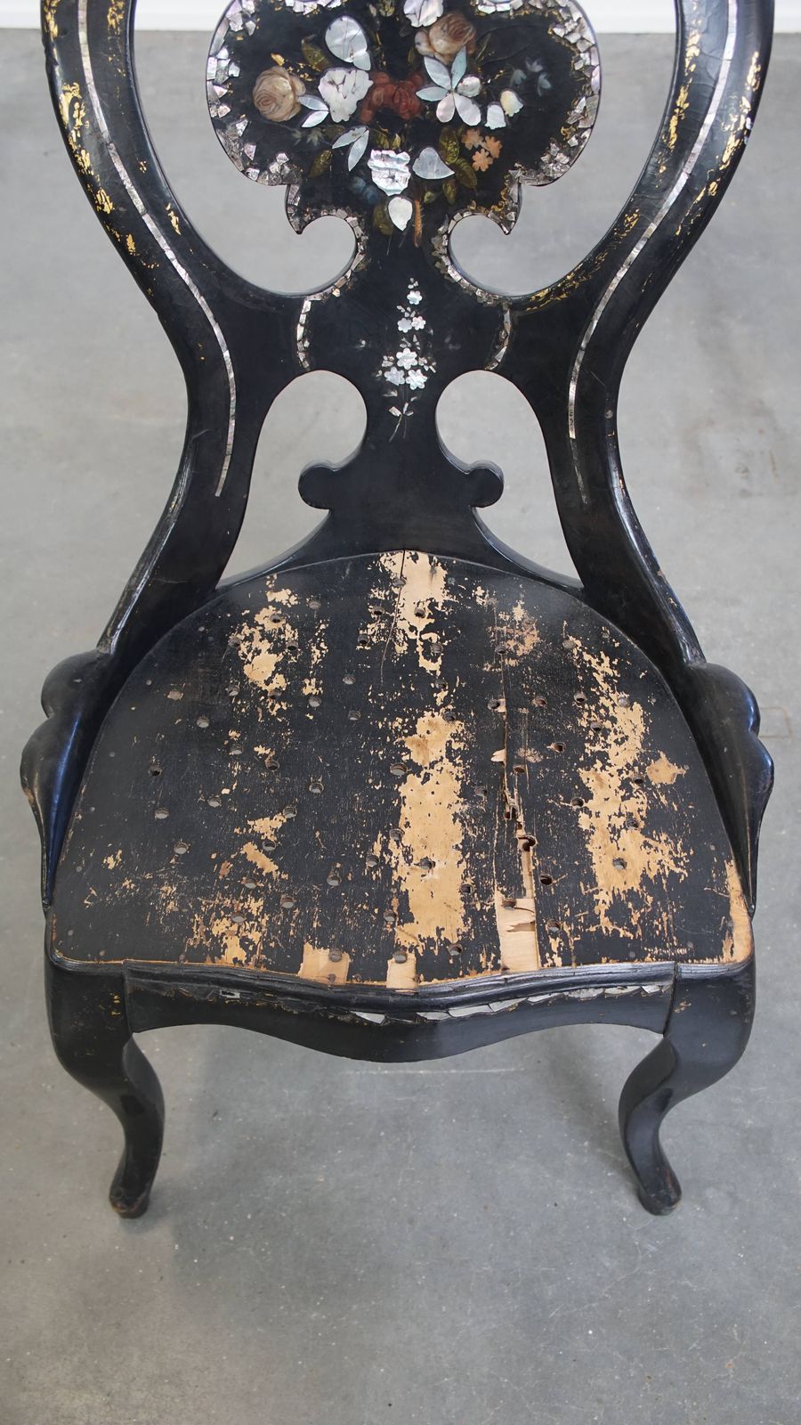 Unieke Antieke Engelse Chinoiserie Stoel Uit De 19e Eeuw Met Parelmoer Decoratie photo vinterior