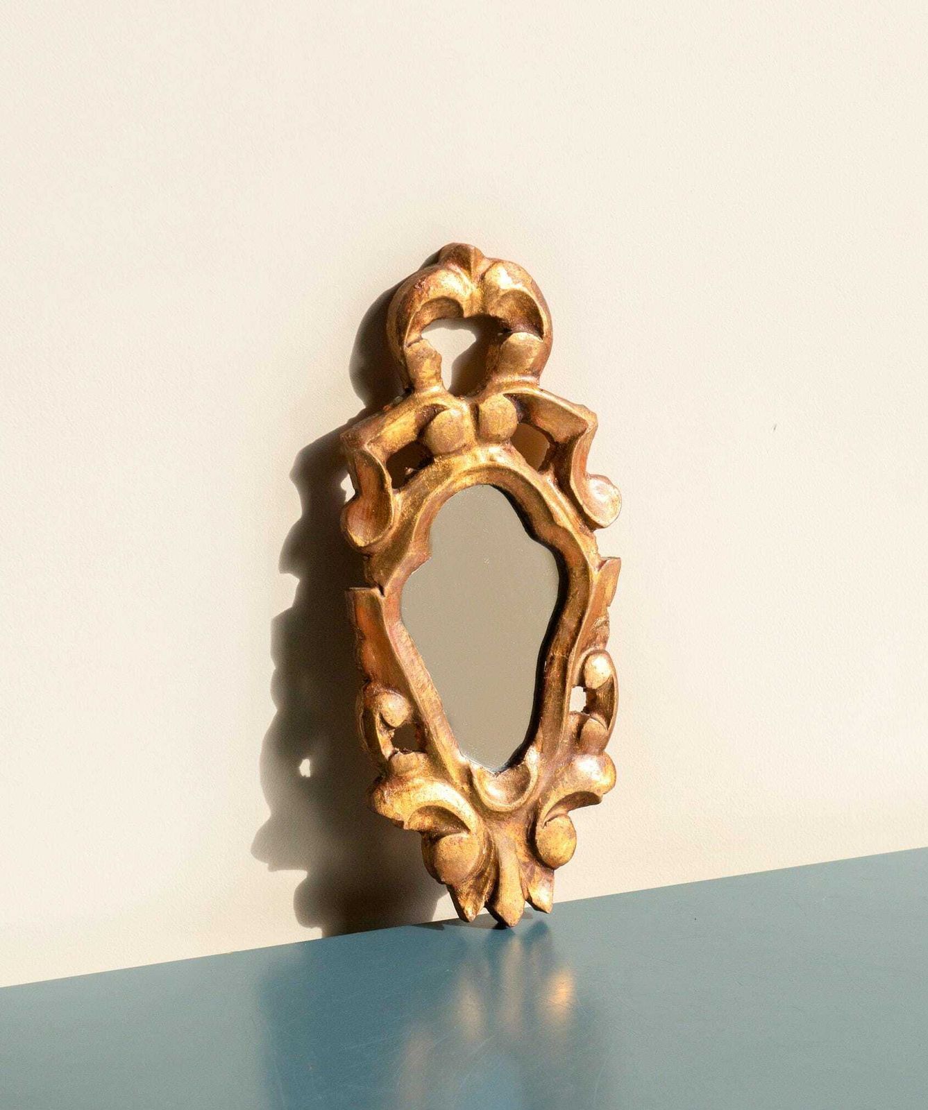 Kleine Gouden Franse Spiegel, Barok Vergulde Spiegel, Handgesneden Gouden Lijst, Ornate Rococo Spiegel, Antieke Wandspiegel photo vintage