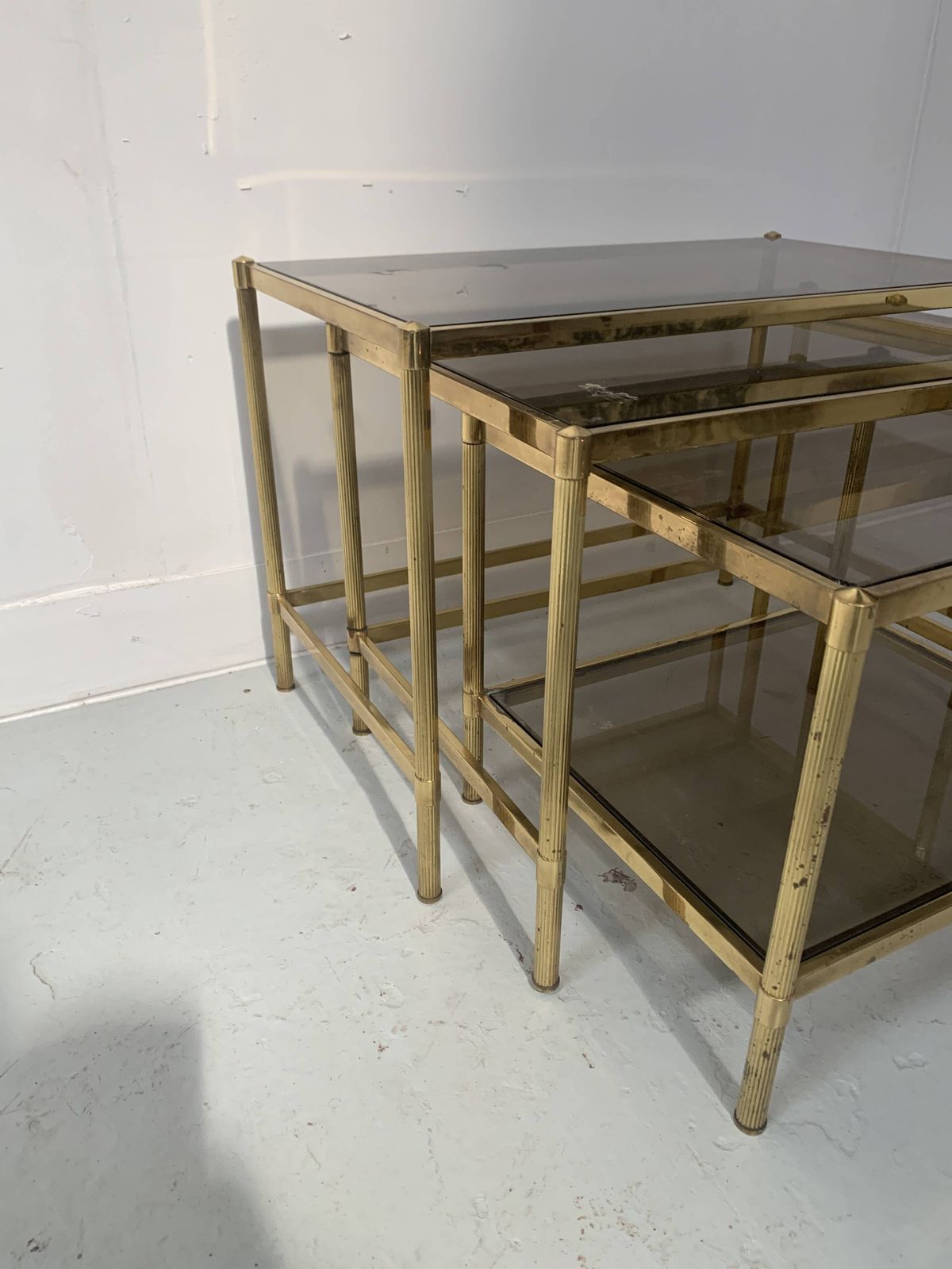 photo furniture Set Of Three Nesting Tables In Brass And Smoked Glass, 20th Century