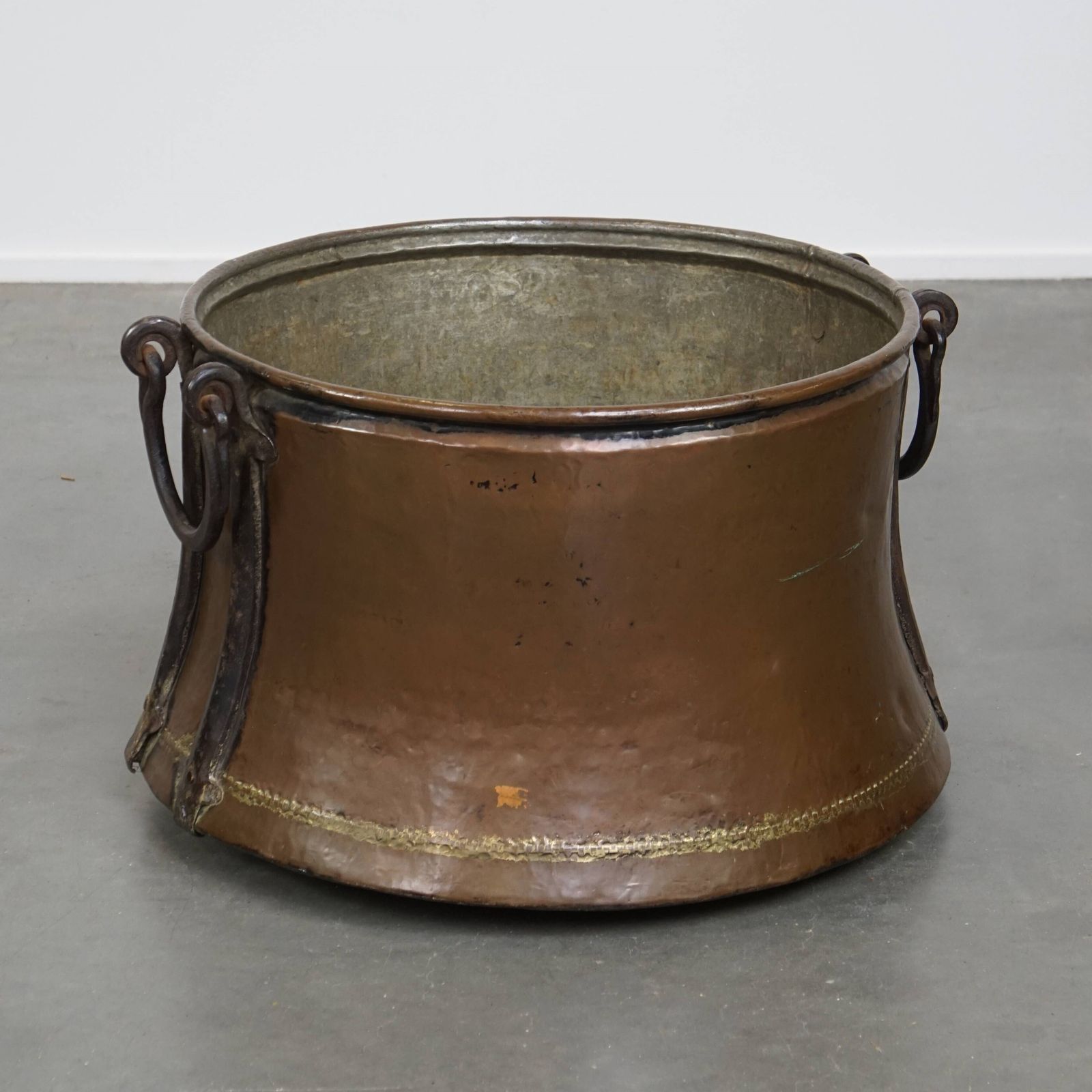 Grote En Bijzonder Sfeervolle Antieke Koperen Ketel/Haardhoutbak Met Mooie Patina