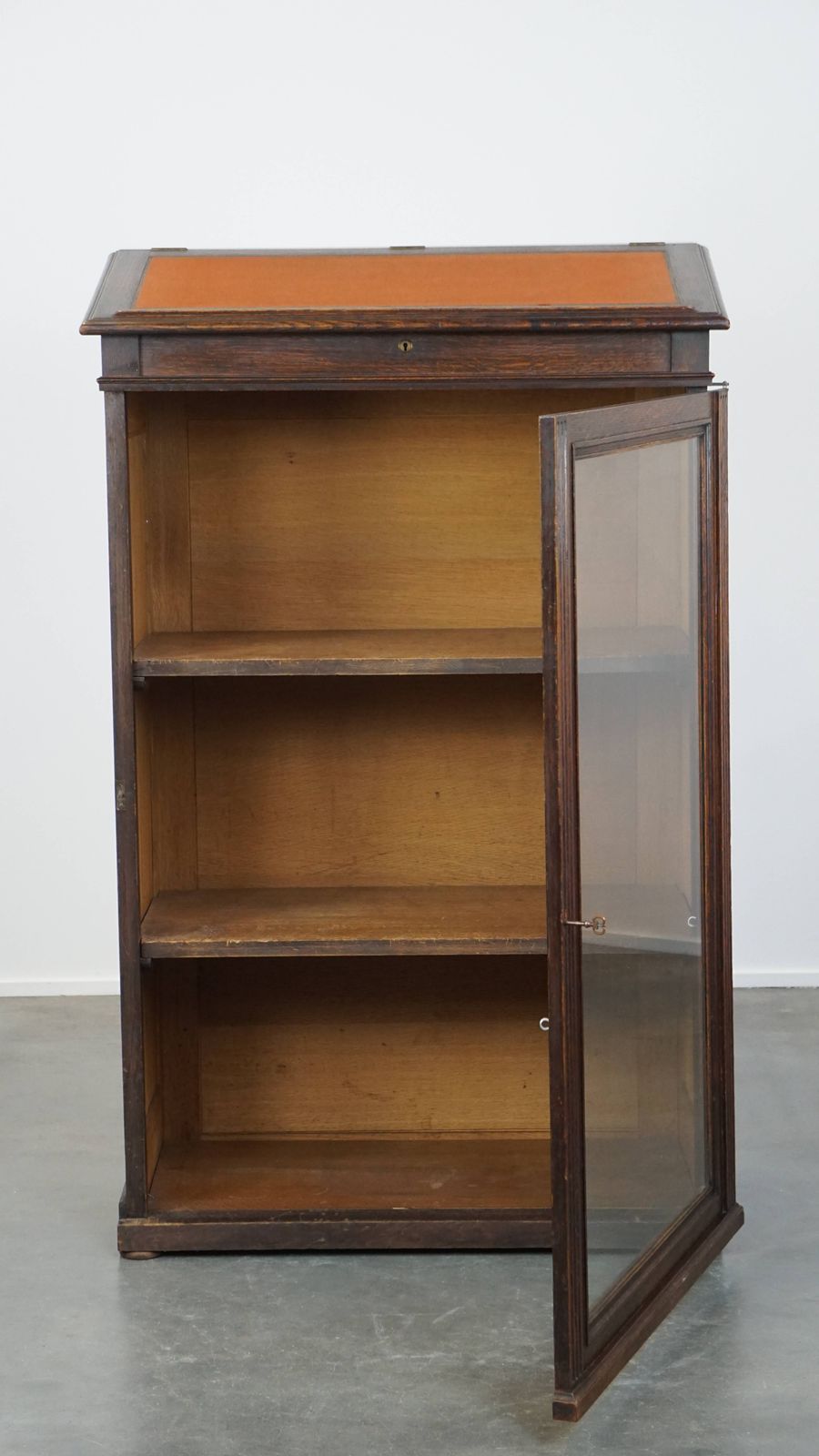 Antieke Presentatiekast / Lessenaar / Vitrinekast Van Eiken Met Glazen Deur photo furniture