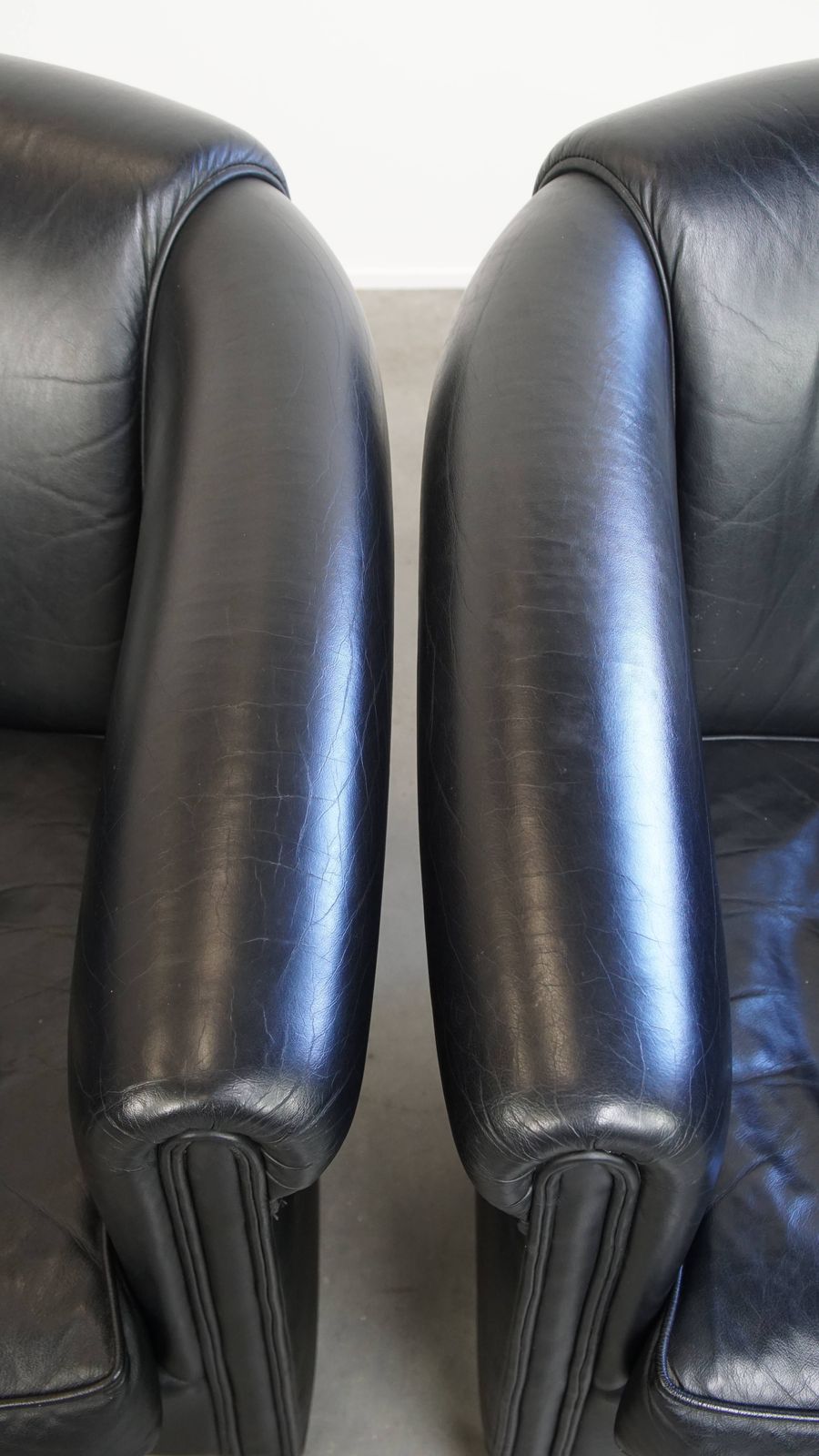 Set Van 2 Zwarte Clubfauteuils In Engelse Stijl, Bekleed Met Koeienhuid photo vintage