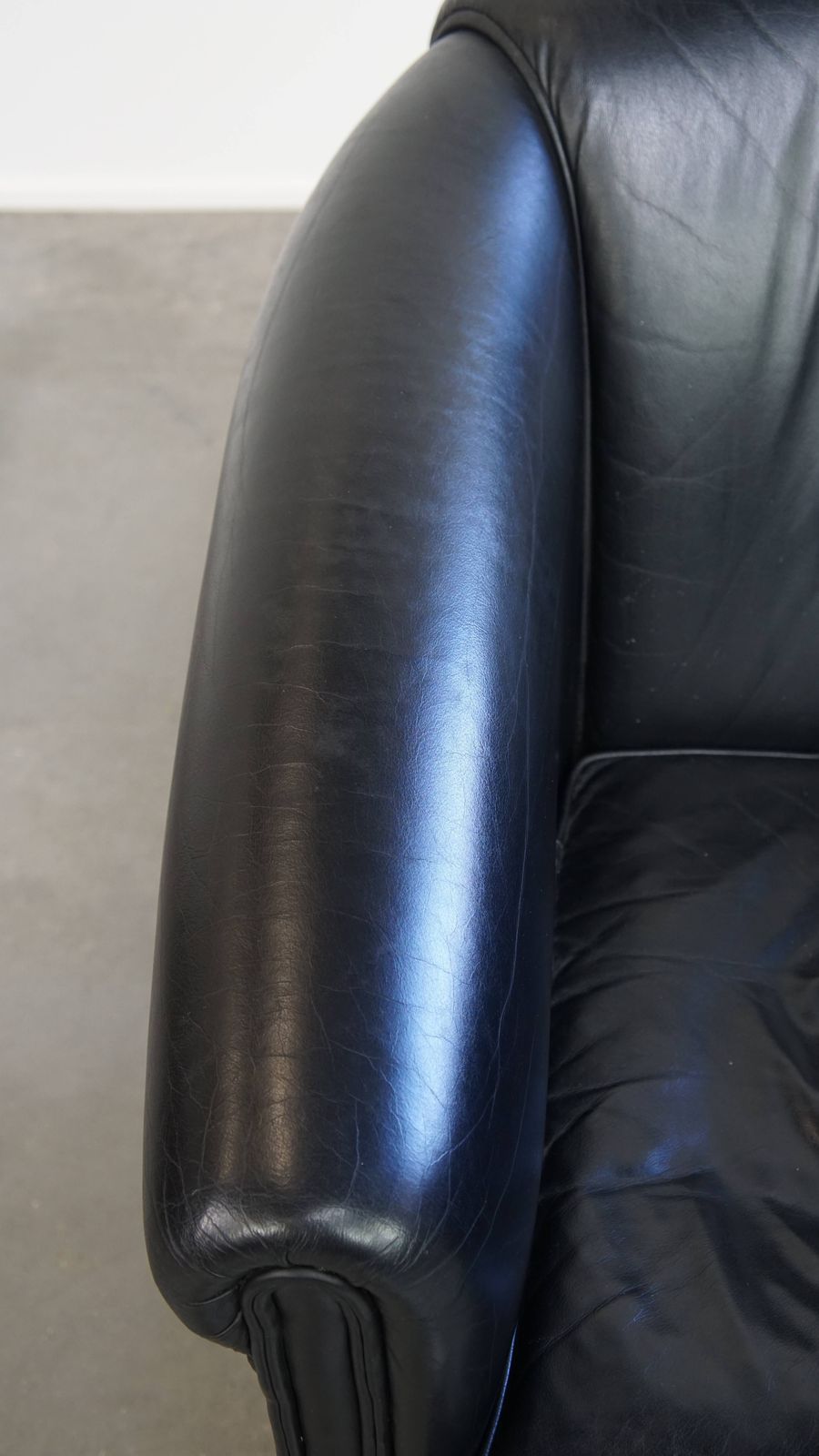 Black Cowhide Club Chair In English Style With A Great Luxurious Design photo buy