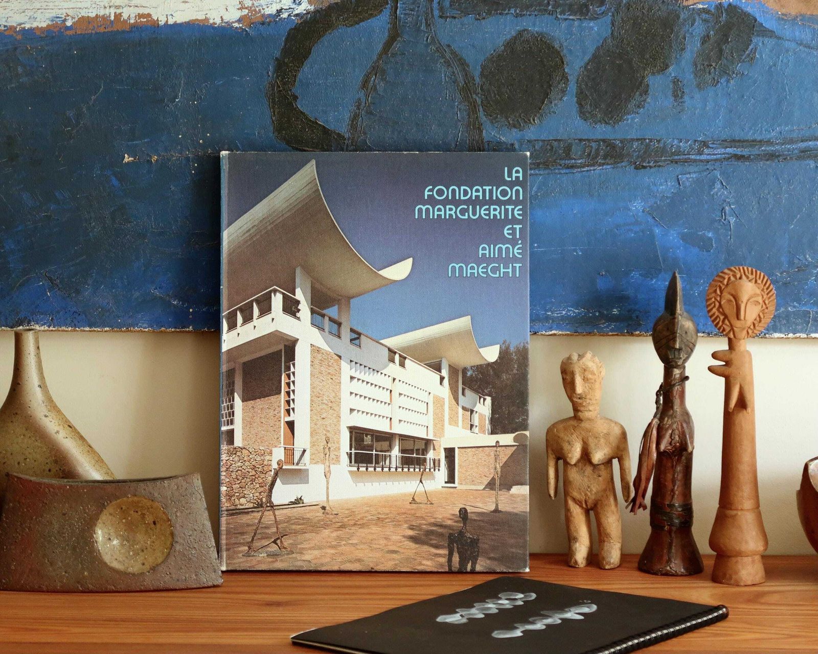 photo furniture Frans Groot Boek "Derrière Le Miroir – La Fondation Marguerite Et Aimé Maeght" 1974 / Alexander Calder, Joan Mitchell, Ellsworth Kelly, Ubac