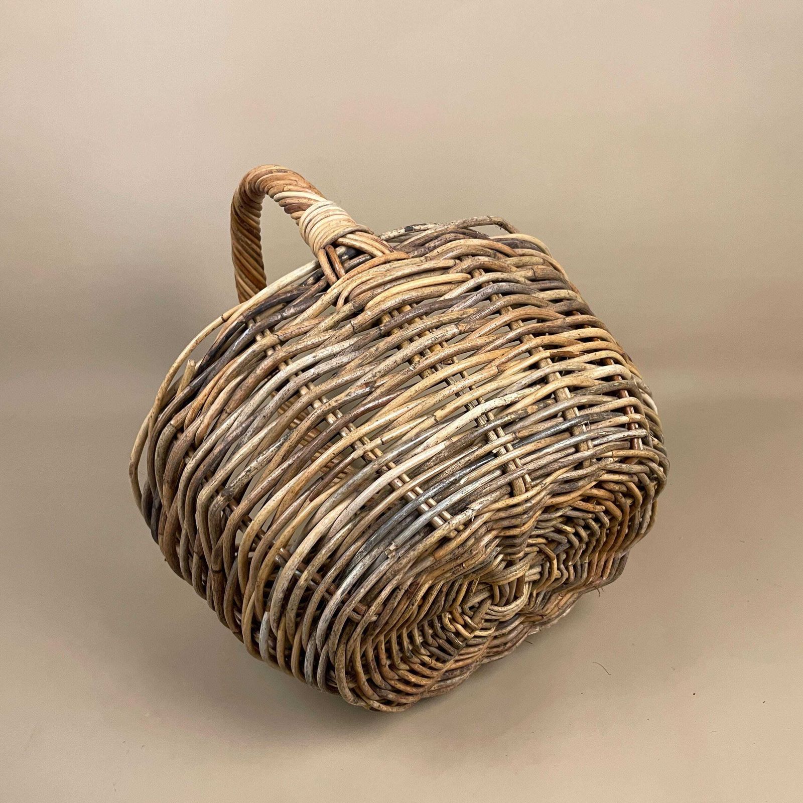 Vintage Oval Basket Woven Wicker Brown Storage Log Wooden Handle Antique Round Wood Brown Cottage Farmhouse Picnic Bag Handmade photo Home Decor