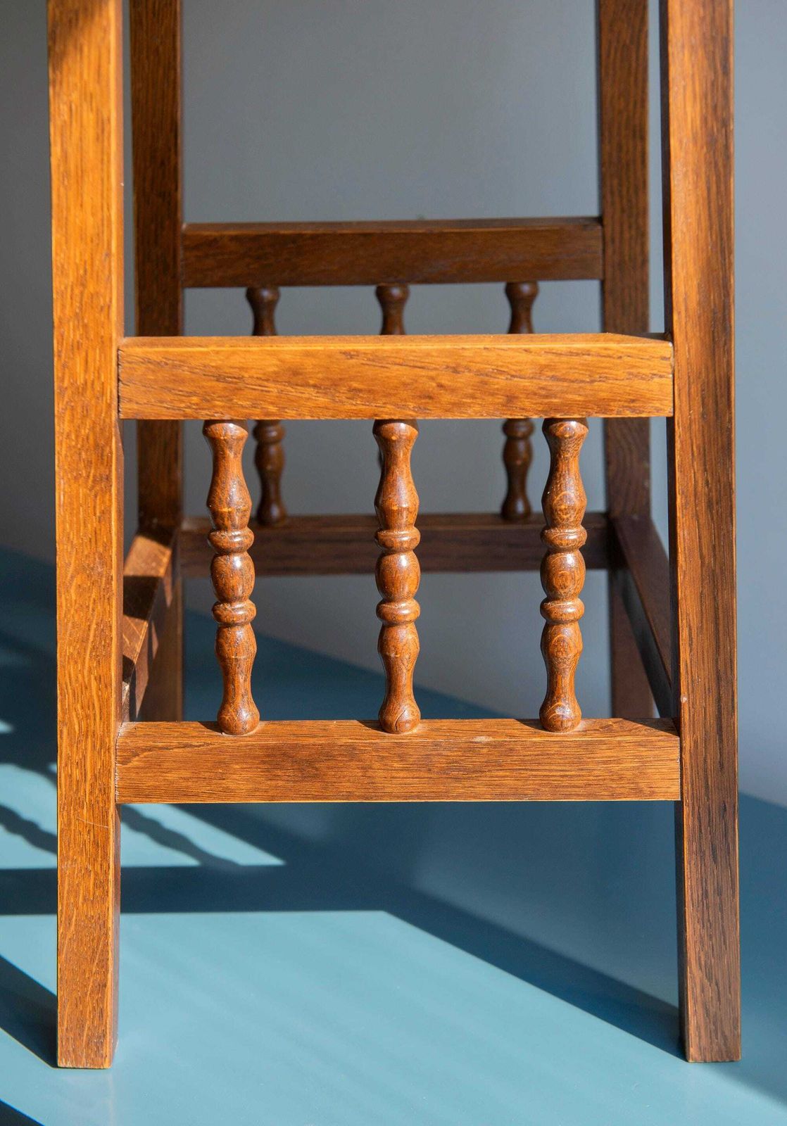 Eiken plantenstandaard, vintage houten kruk, handgesneden plantentafel, hoge vierkante bijzettafel, rustieke woondecoratie photo buy