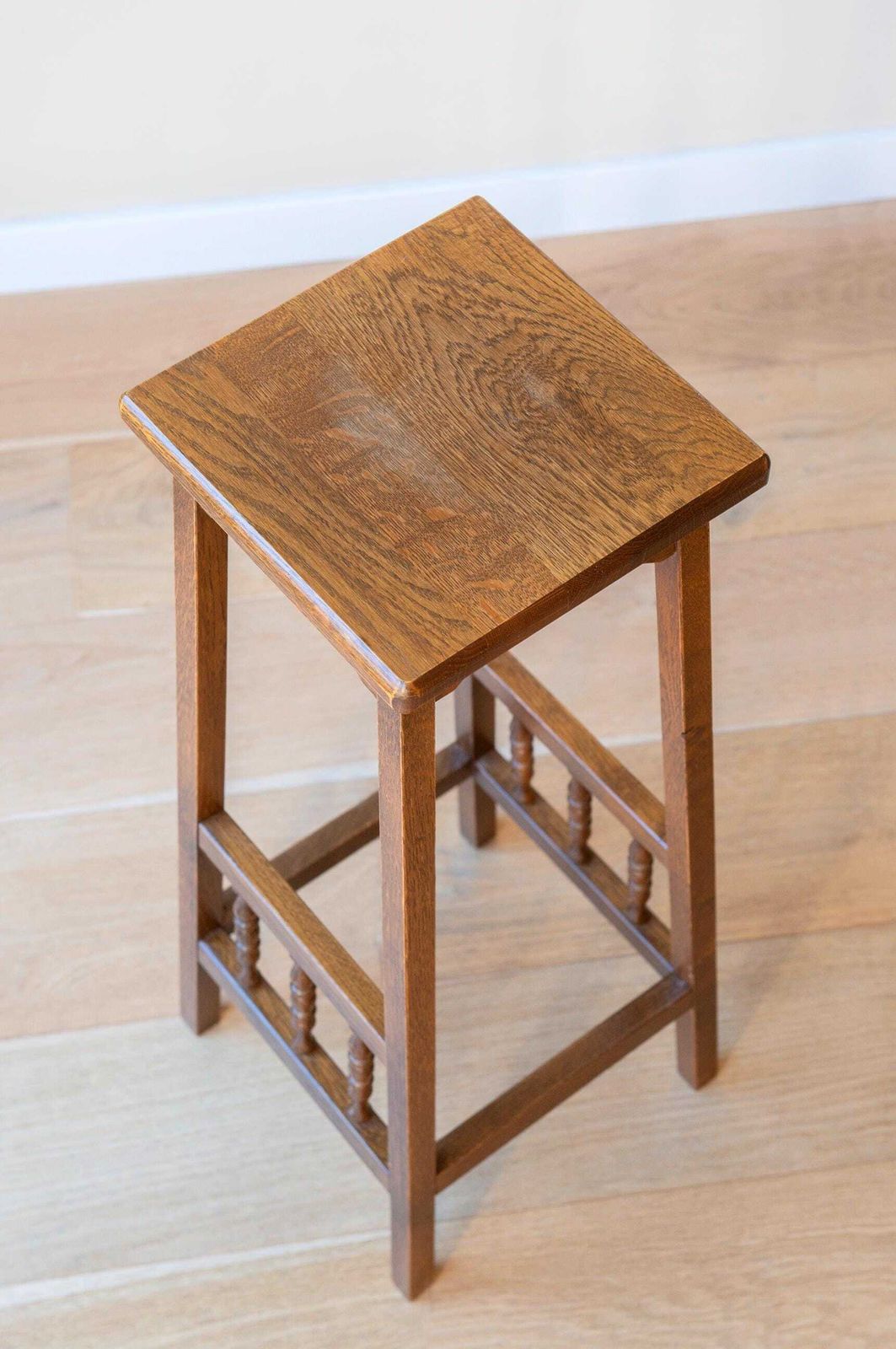 photo for sale Eiken Plantenstandaard, Vintage Houten Kruk, Handgesneden Plantentafel, Hoge Vierkante Bijzettafel, Rustieke Woondecoratie