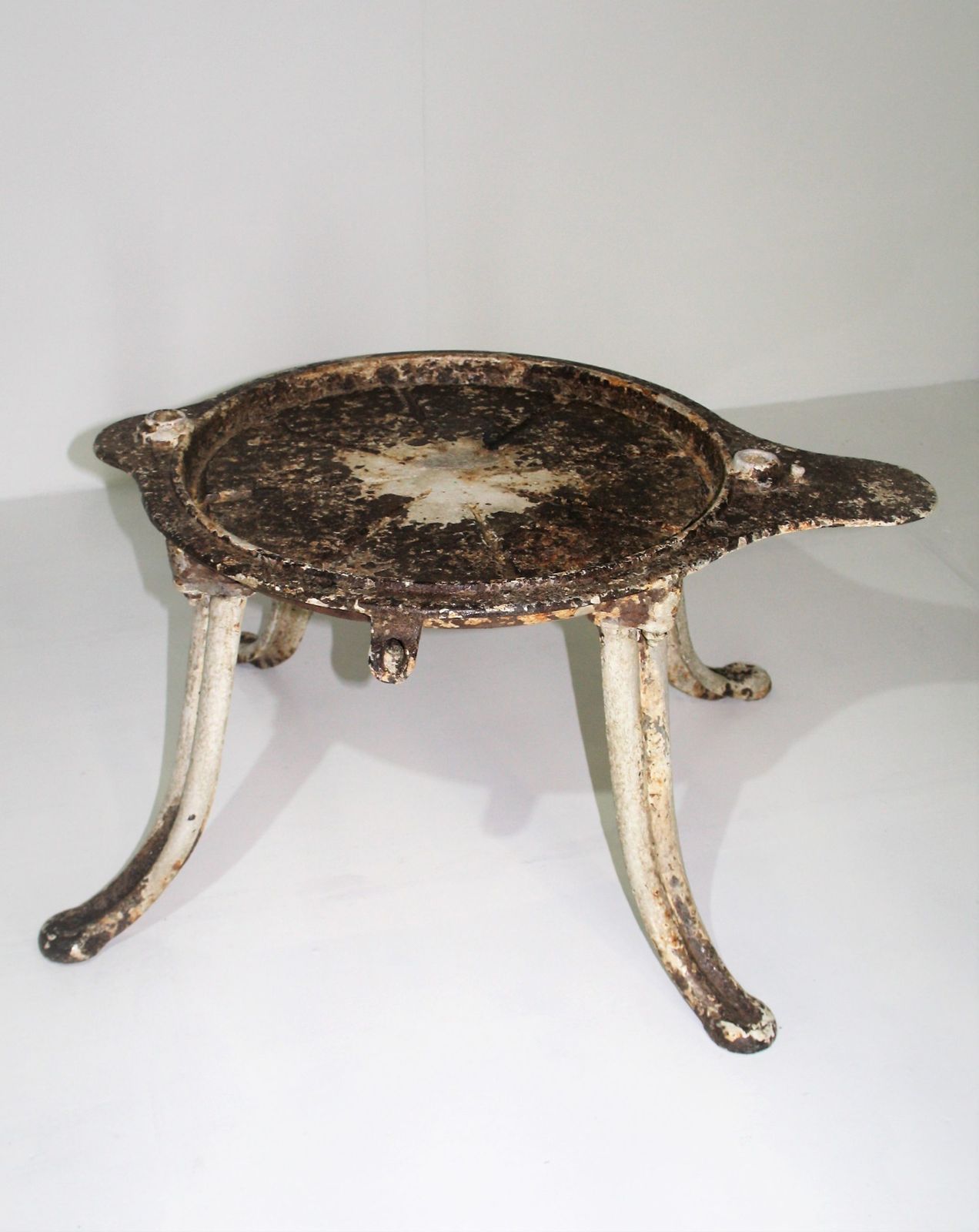 550.0 Unusual 19th Century Victorian Cast Iron Garden Side Table Or Pot Stand photo