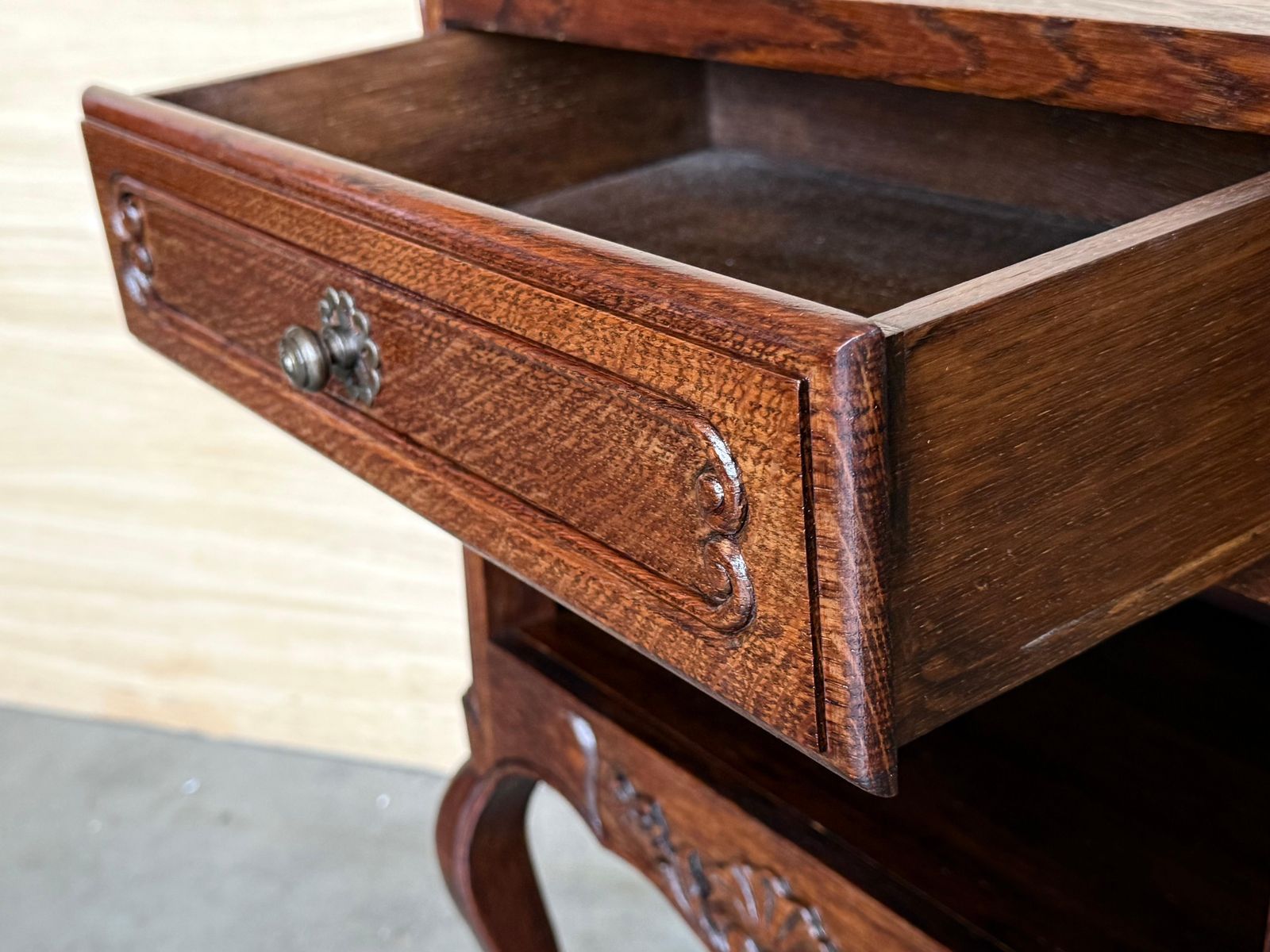photo furniture Tables de nuit de style Louis XVI à tiroirs et pieds en cabriole, années 1960, lot de 2